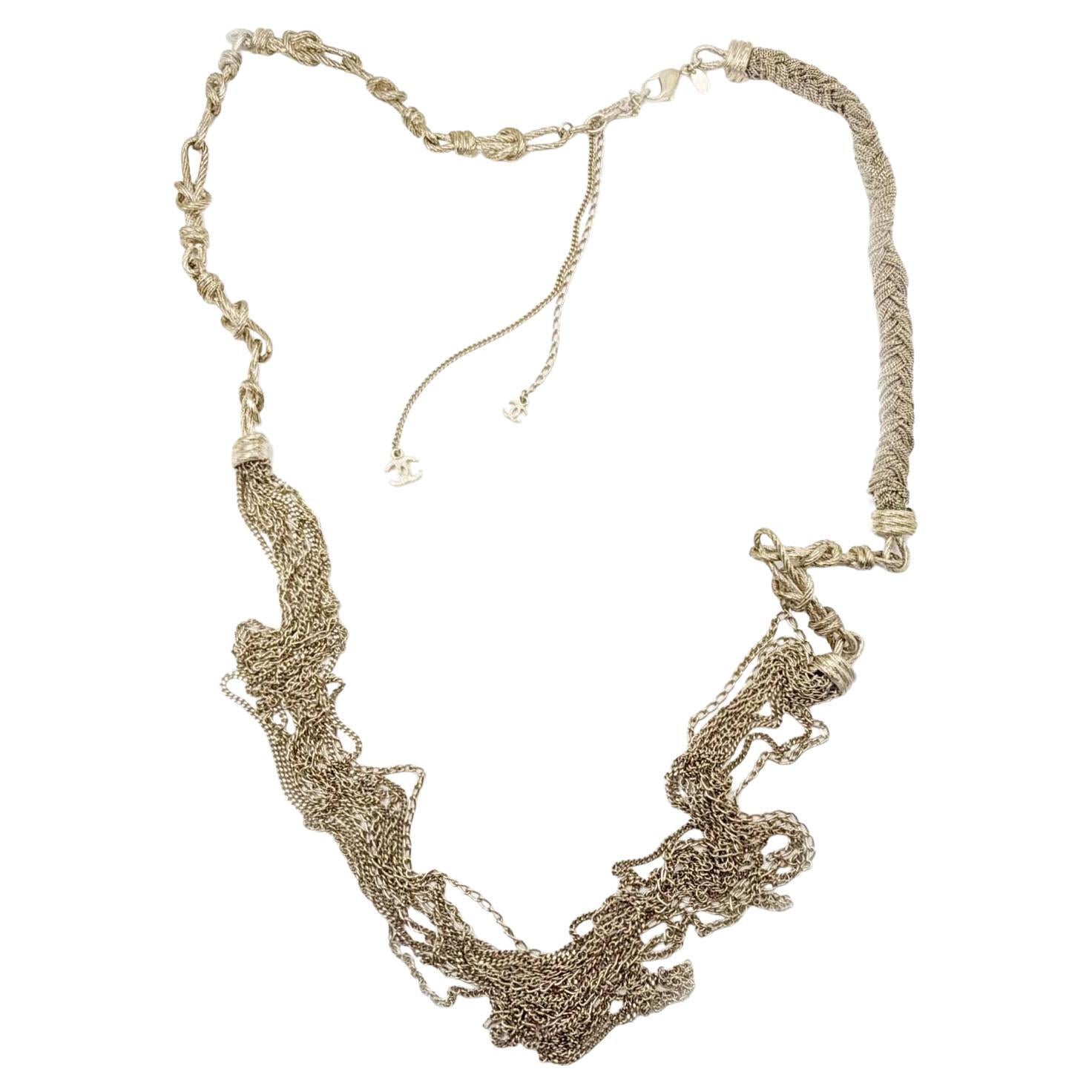 Chanel, rarissima collana super lunga con nodo a treccia in oro chiaro e catena multipla