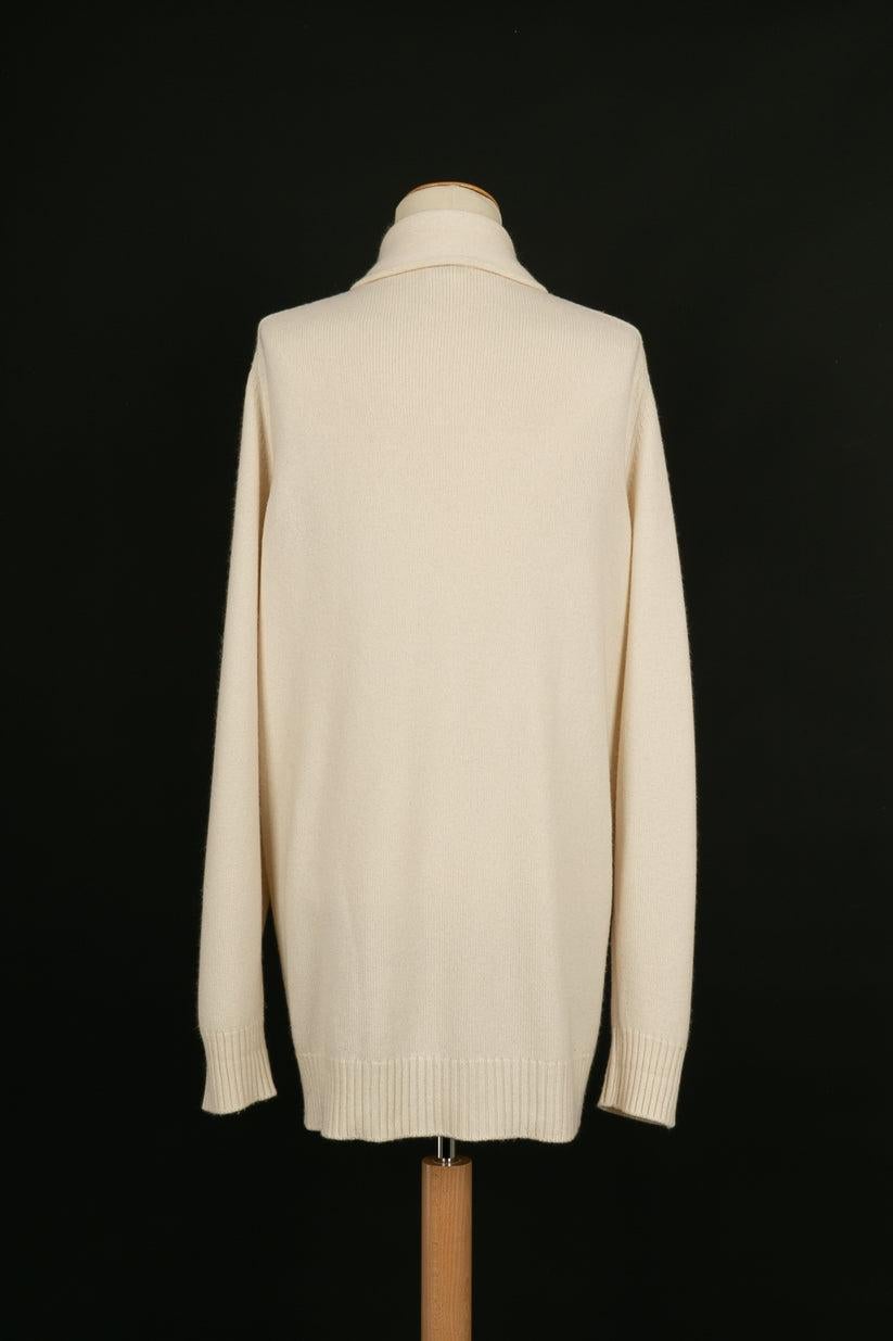 Chanel Vest in White Cashmere Cardigan with Metal and Resin Buttons In Excellent Condition For Sale In SAINT-OUEN-SUR-SEINE, FR