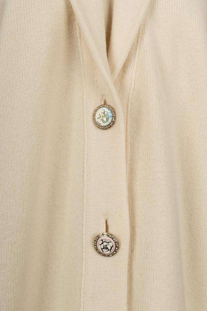 Chanel Vest in White Cashmere Cardigan with Metal and Resin Buttons For Sale 1