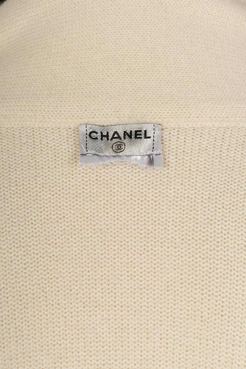 Chanel Vest in White Cashmere Cardigan with Metal and Resin Buttons For Sale 4