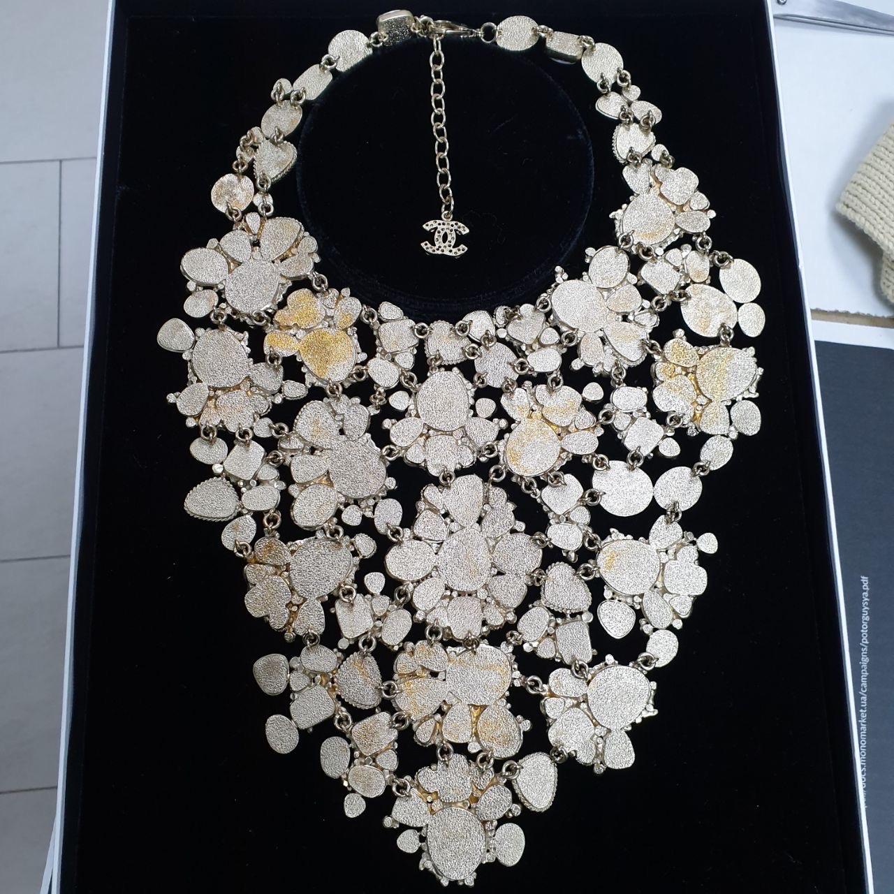 Añade un toque de glamour vintage a tu colección de joyas con este impresionante collar babero gargantilla de cristal CHANEL 08P. Este collar macizo incluye preciosas cuentas de cristal blanco. ¡Perfecto para añadir un toque de elegancia a cualquier