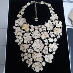 CHANEL Vintage 08P Collier ras de cou en verre blanc massif
