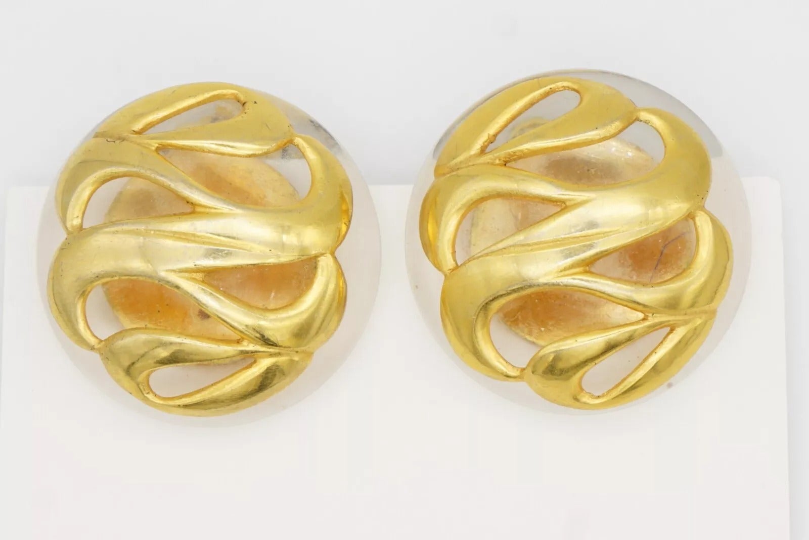 Chanel Vintage 1960s Unisex Huge Massive Extra Large Clear White Round Circle Dome Curved Rope Modernist Clip Earrings, Gold Plated

Very good condition. Very light scratches or colour loss. 100% Genuine.

Very beautiful pair of earrings by CHANEL,