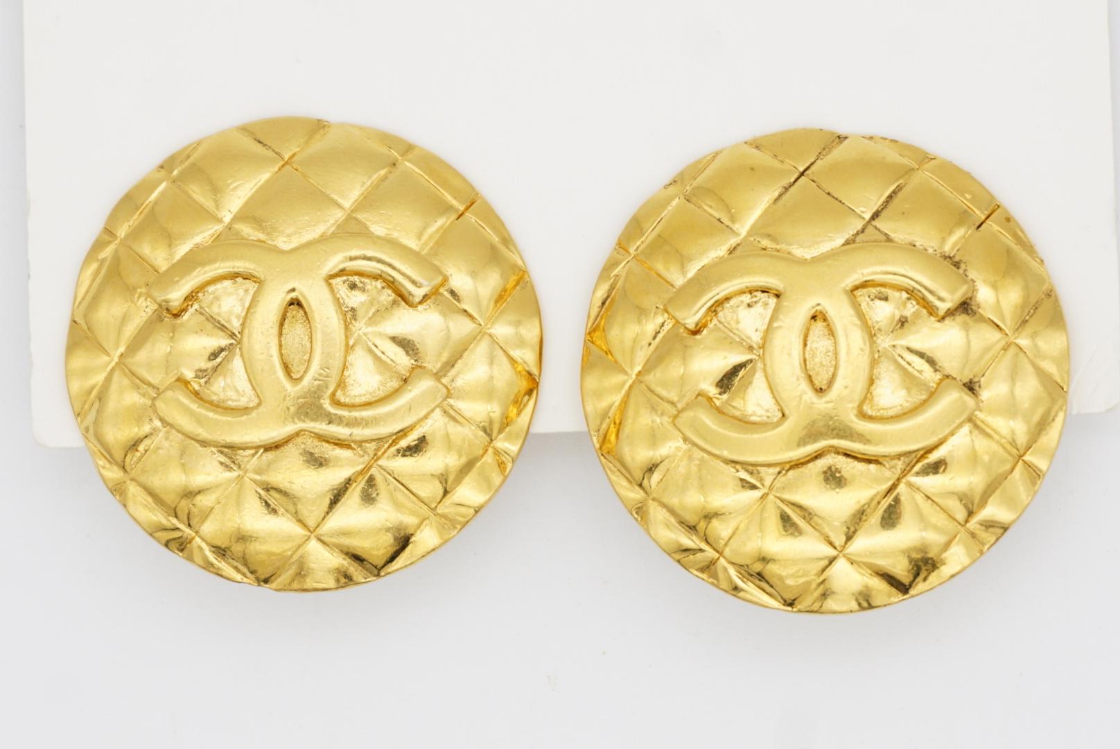 Chanel Vintage 1960s Große gesteppte CC Coco Logo Matelassé Medaillon Ohrringe im Angebot 5