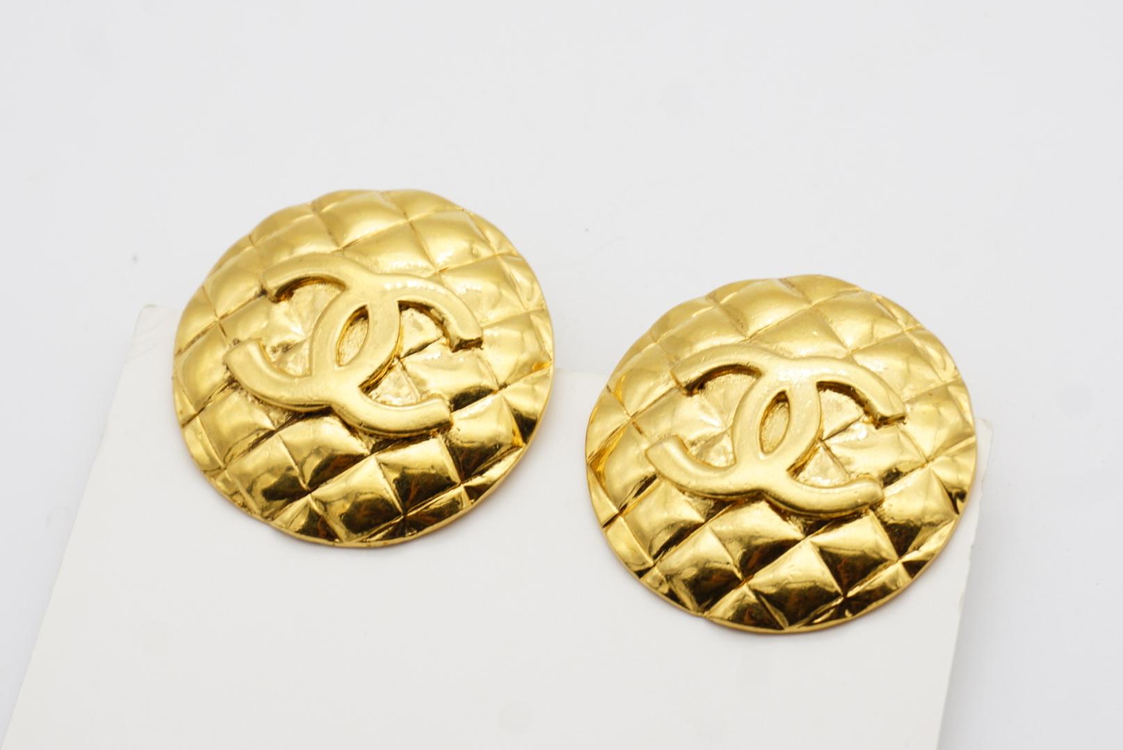 Chanel Vintage 1960s Große gesteppte CC Coco Logo Matelassé Medaillon Ohrringe im Angebot 6