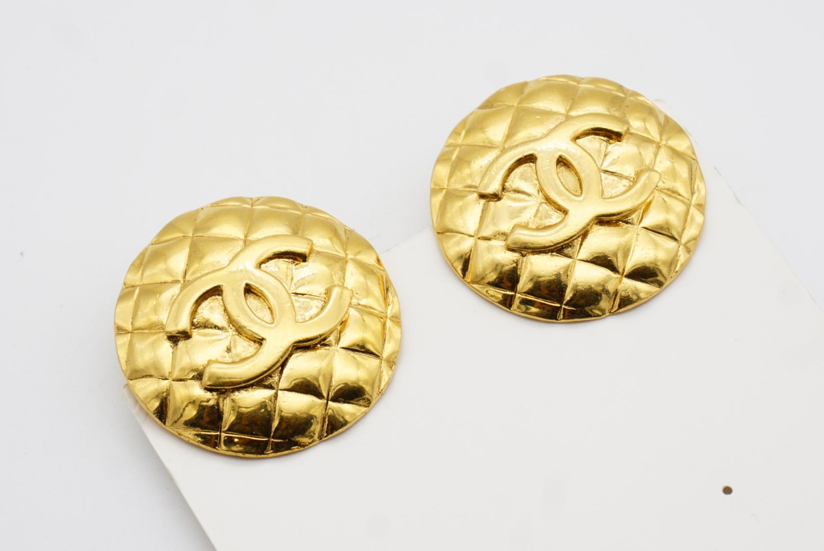 Chanel Vintage 1960s Große gesteppte CC Coco Logo Matelassé Medaillon Ohrringe im Angebot 7