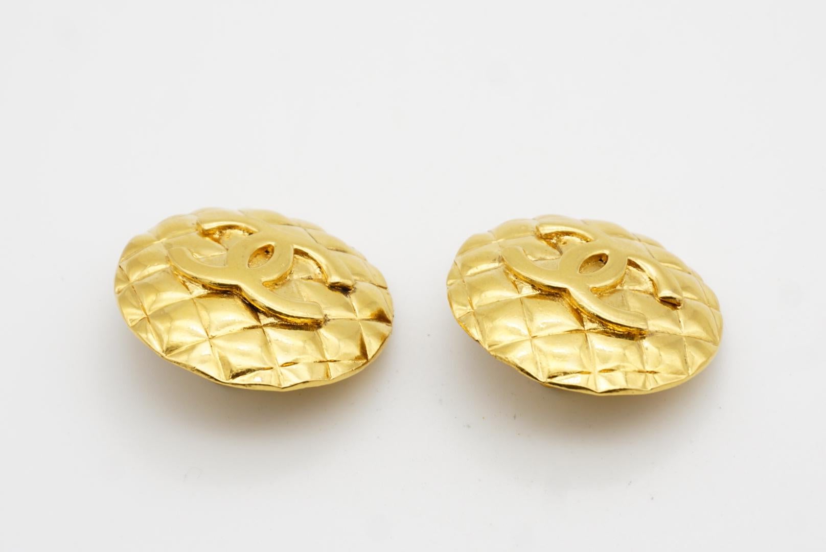 Chanel Vintage 1960s Große gesteppte CC Coco Logo Matelassé Medaillon Ohrringe im Angebot 8