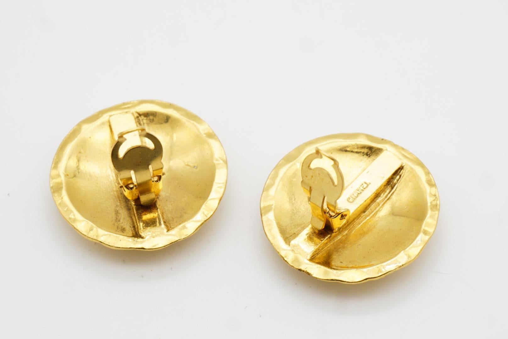 Chanel Vintage 1960s Große gesteppte CC Coco Logo Matelassé Medaillon Ohrringe im Angebot 11