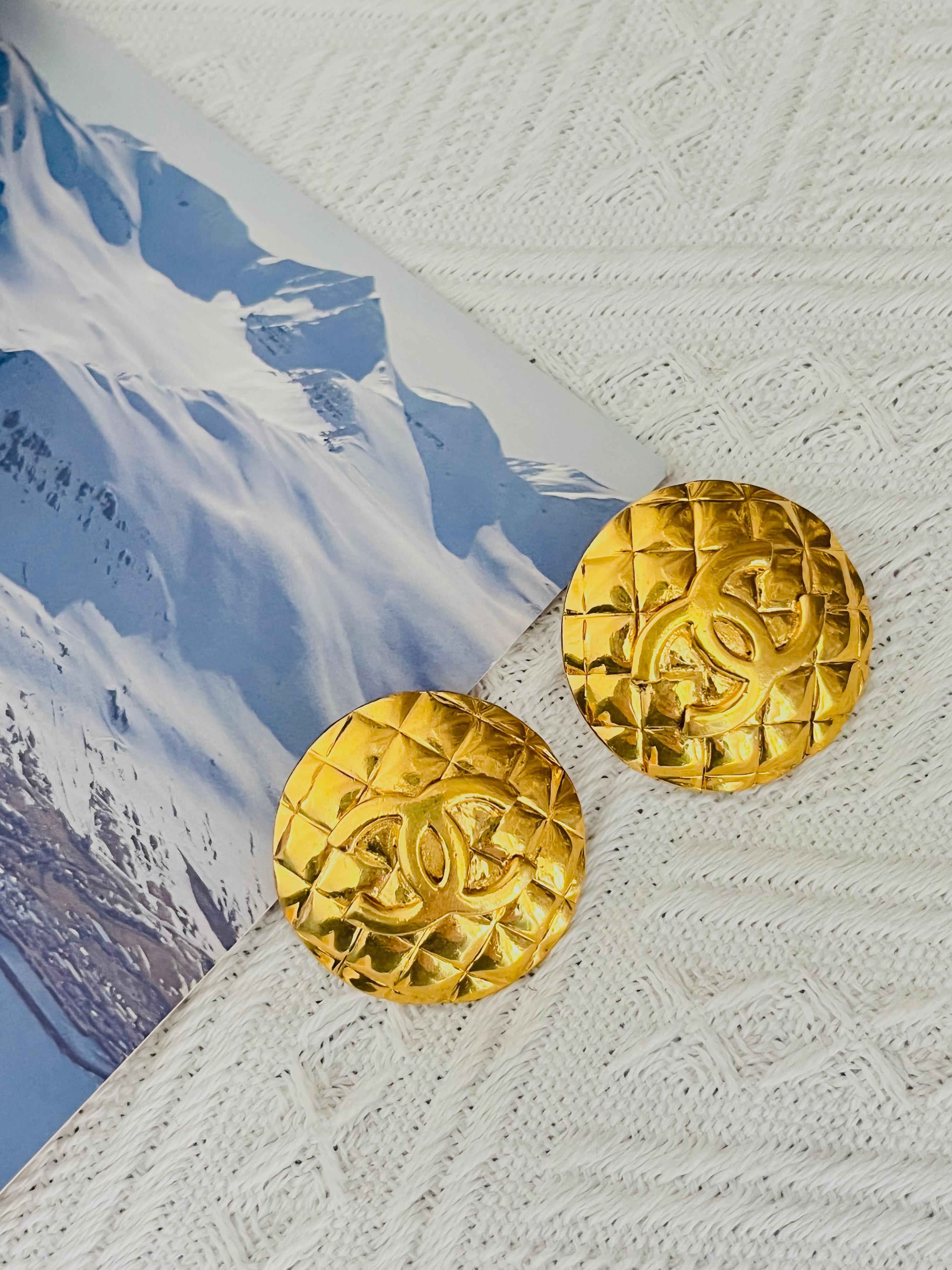 Chanel Vintage 1960s Große gesteppte CC Coco Logo Matelassé Medaillon Ohrringe im Zustand „Gut“ im Angebot in Wokingham, England