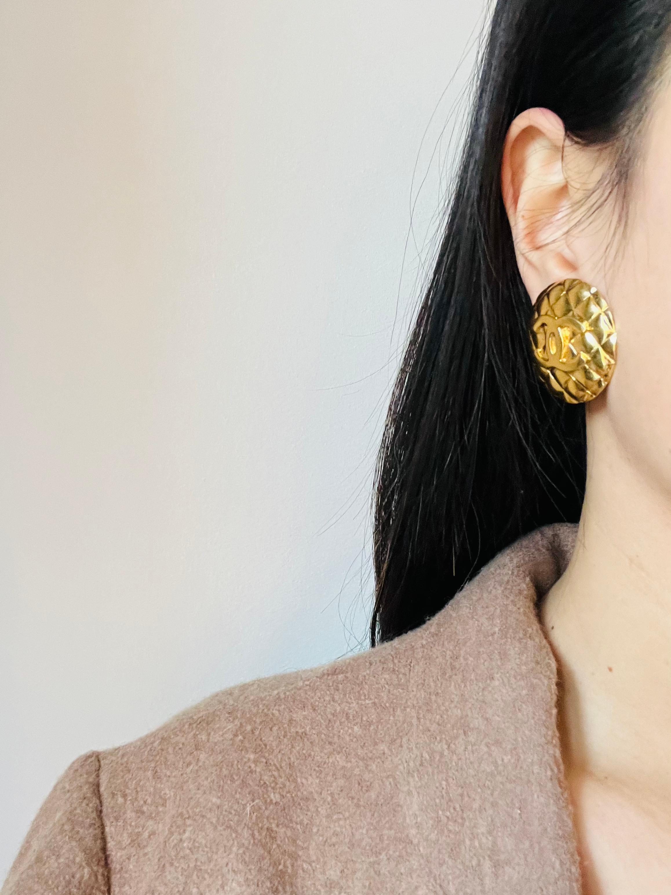 Chanel Vintage 1960s Große gesteppte CC Coco Logo Matelassé Medaillon Ohrringe im Angebot 1