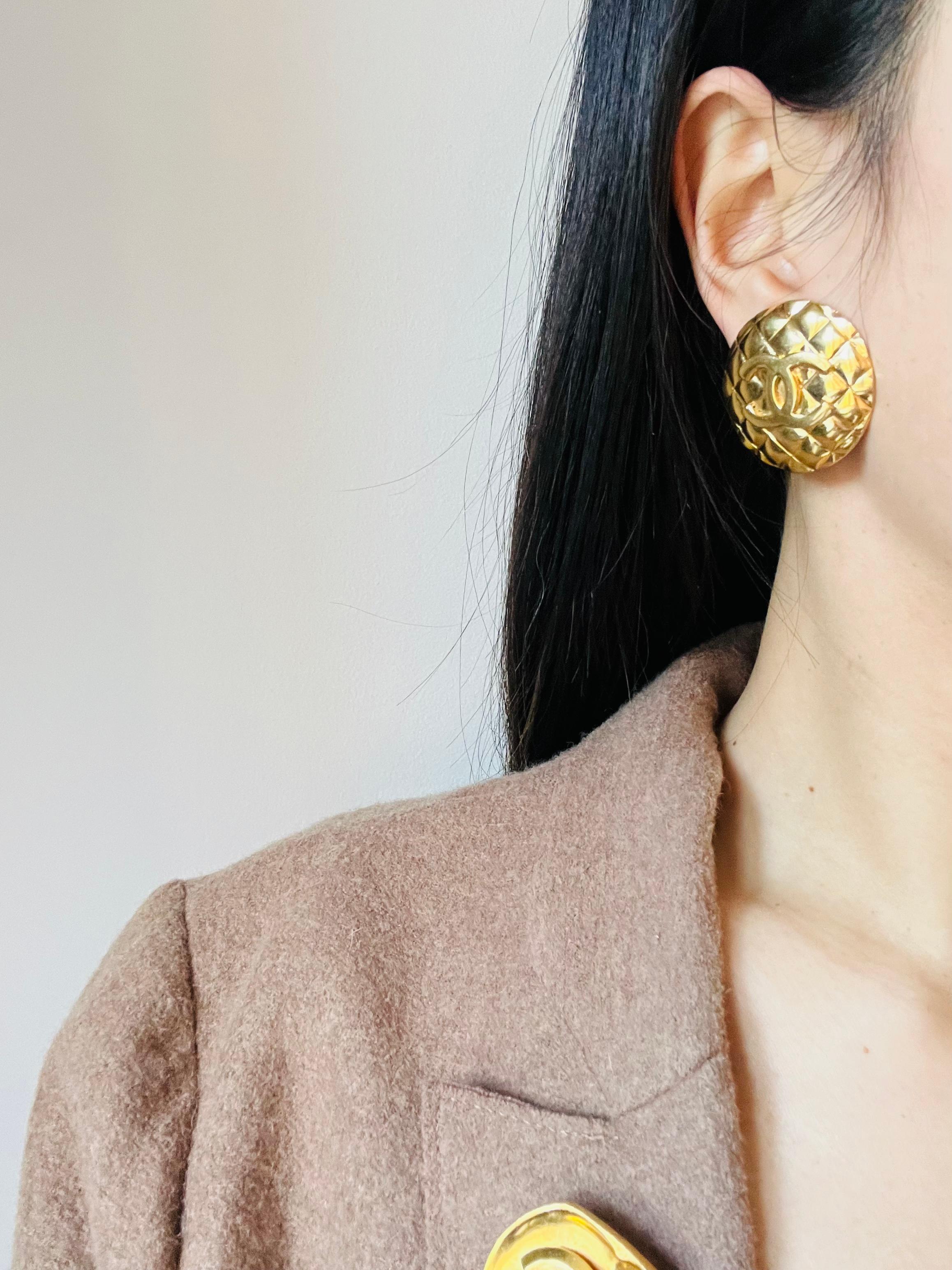 Chanel Vintage 1960s Große gesteppte CC Coco Logo Matelassé Medaillon Ohrringe im Angebot 2