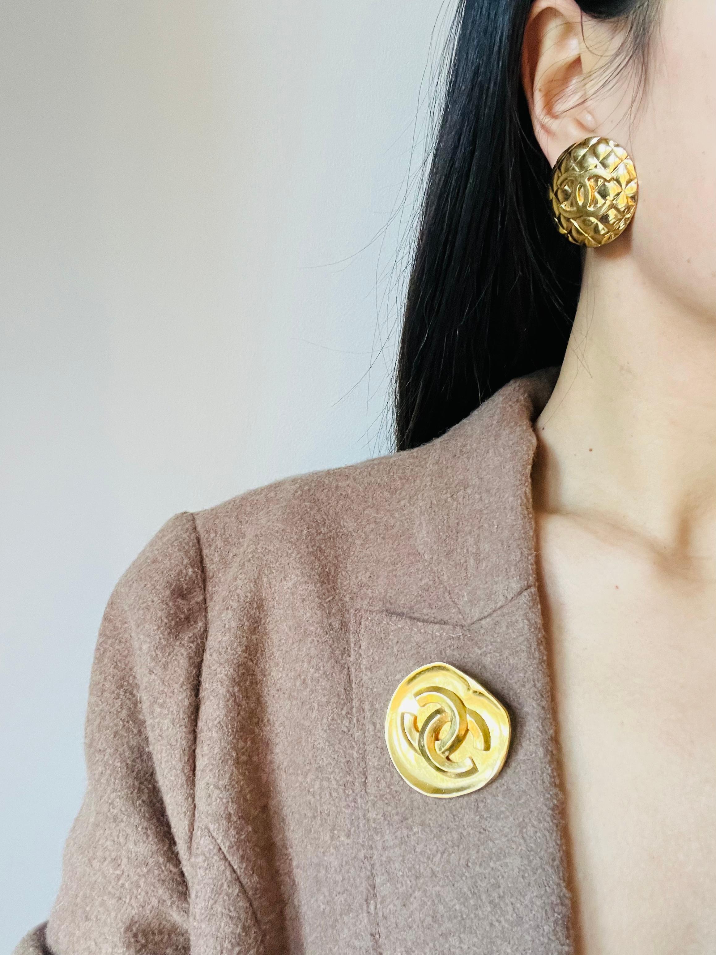 Chanel Vintage 1960s Große gesteppte CC Coco Logo Matelassé Medaillon Ohrringe im Angebot 3