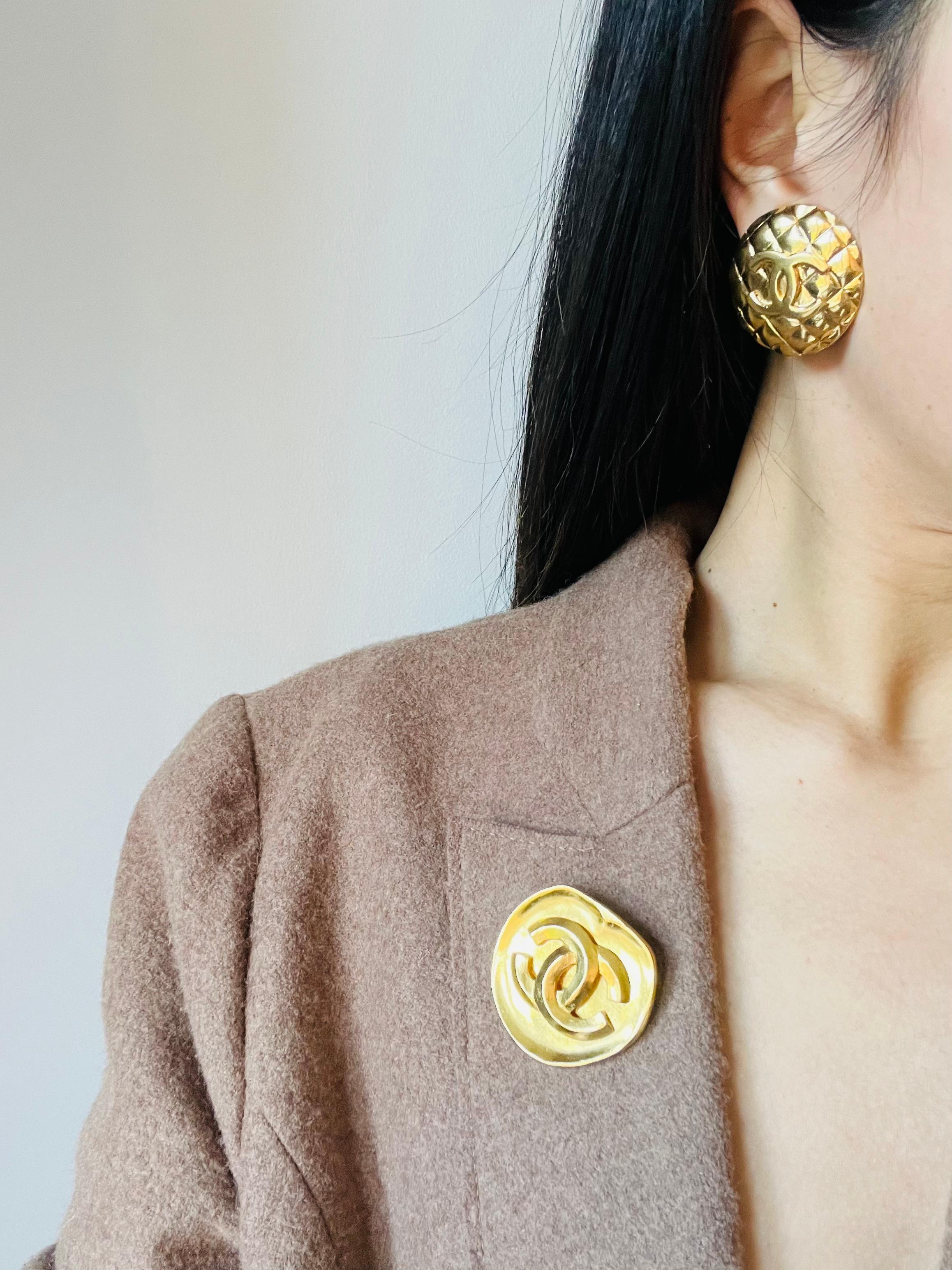 Chanel Vintage 1960s Große gesteppte CC Coco Logo Matelassé Medaillon Ohrringe im Angebot 4