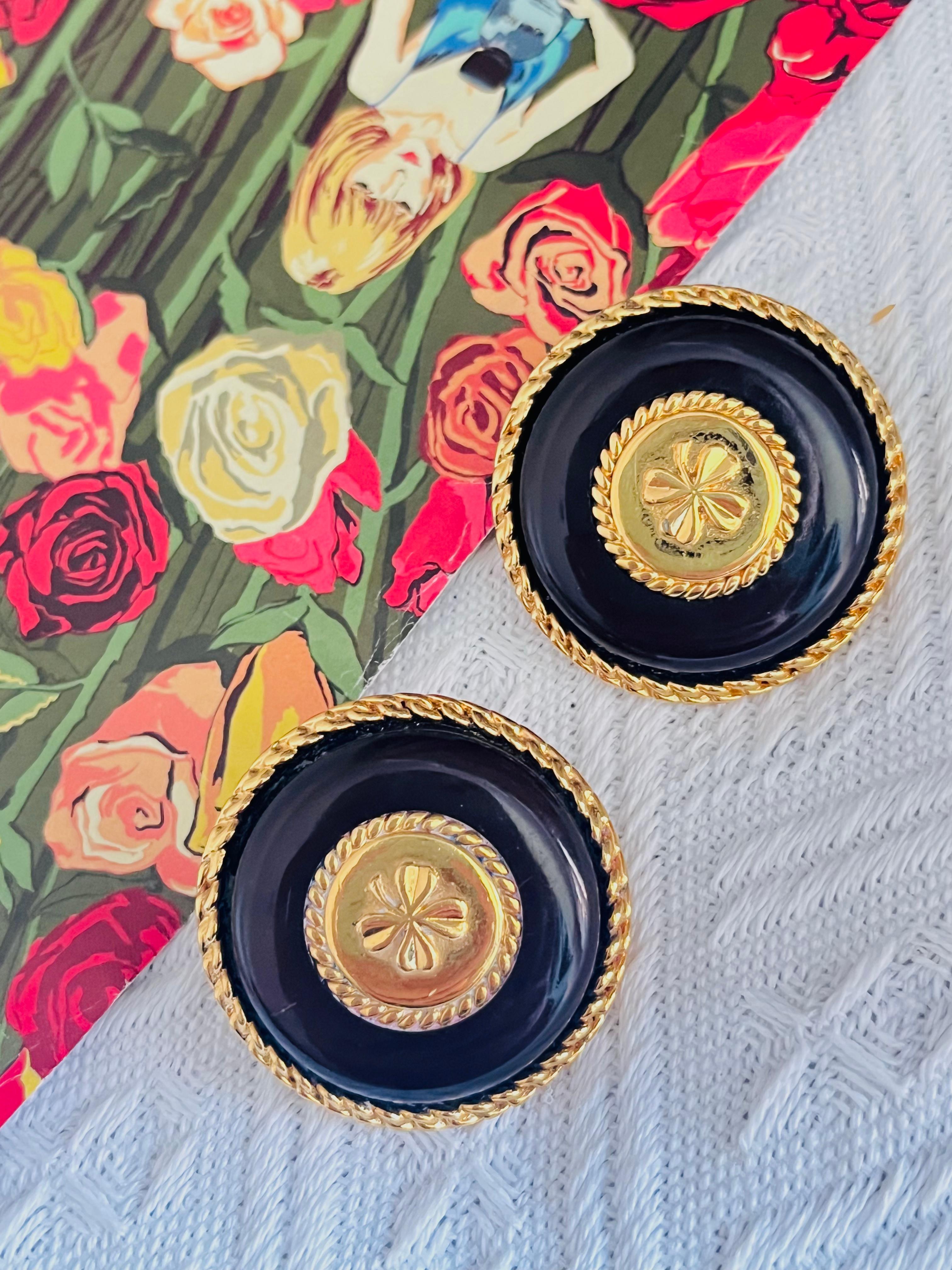 Chanel Vintage 1960s Robert Goossens Massive Large Black Lucky Four Leaf Clover Medallion Circle Round Coco Twist Swirl Rope Gilt Elegant Modernist Chunky Statement Clip Earrings, Gold Plated

Very good condition. Light scratches or colour loss,
