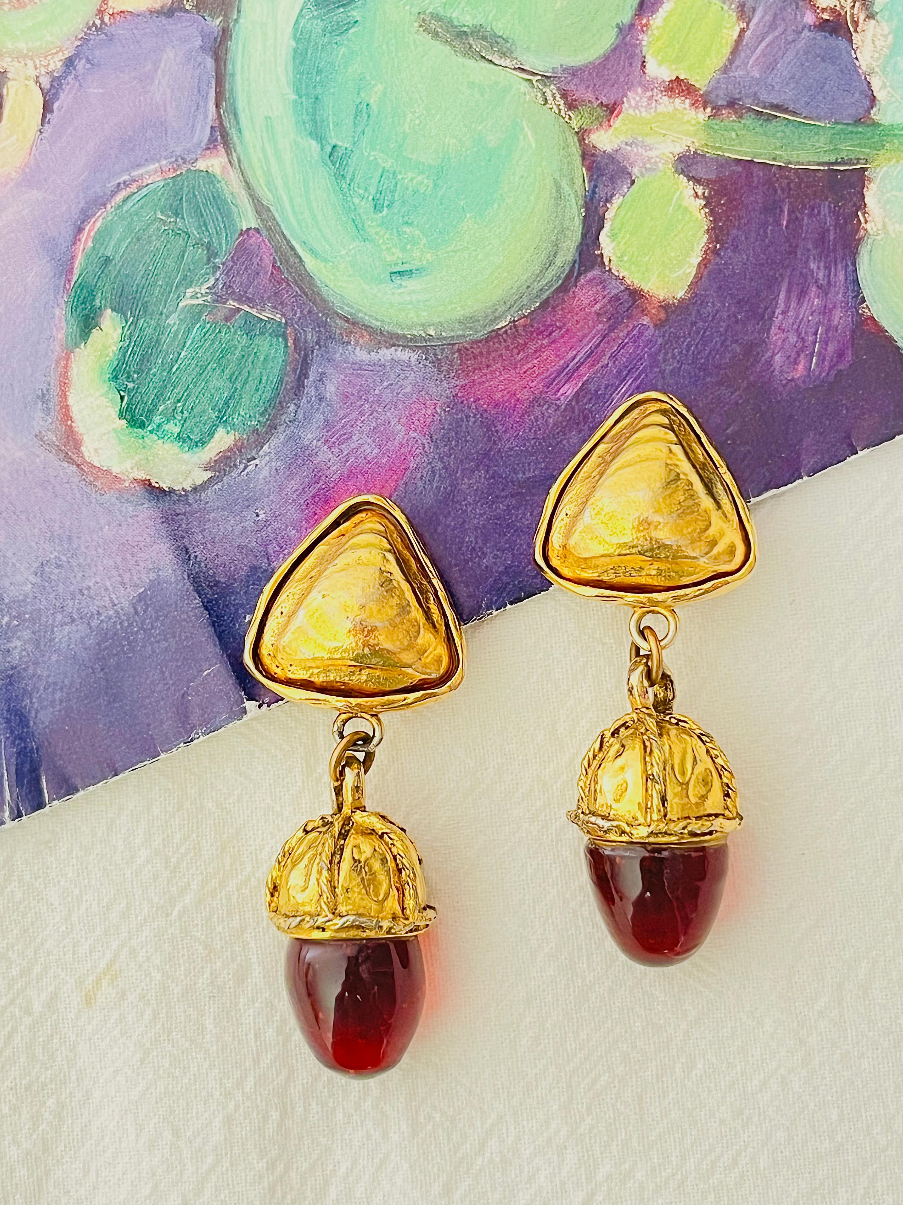 Art Deco Chanel Vintage 1970 Gripoix Ruby Pine Cone Cabochon Triangle Drop Clip Earrings For Sale