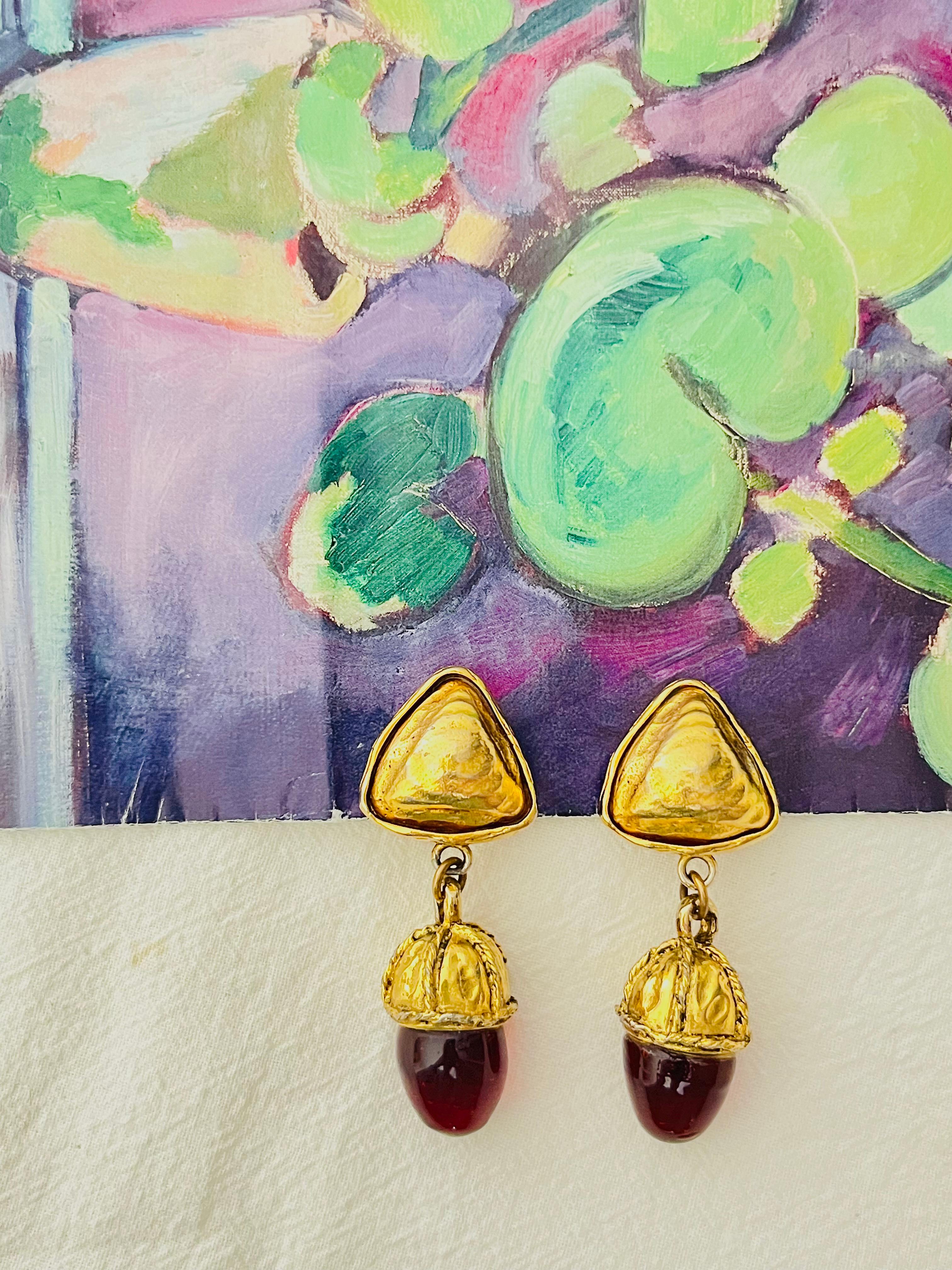 Chanel Vintage 1970 Gripoix Ruby Pine Cone Cabochon Triangle Drop Clip Earrings In Good Condition For Sale In Wokingham, England