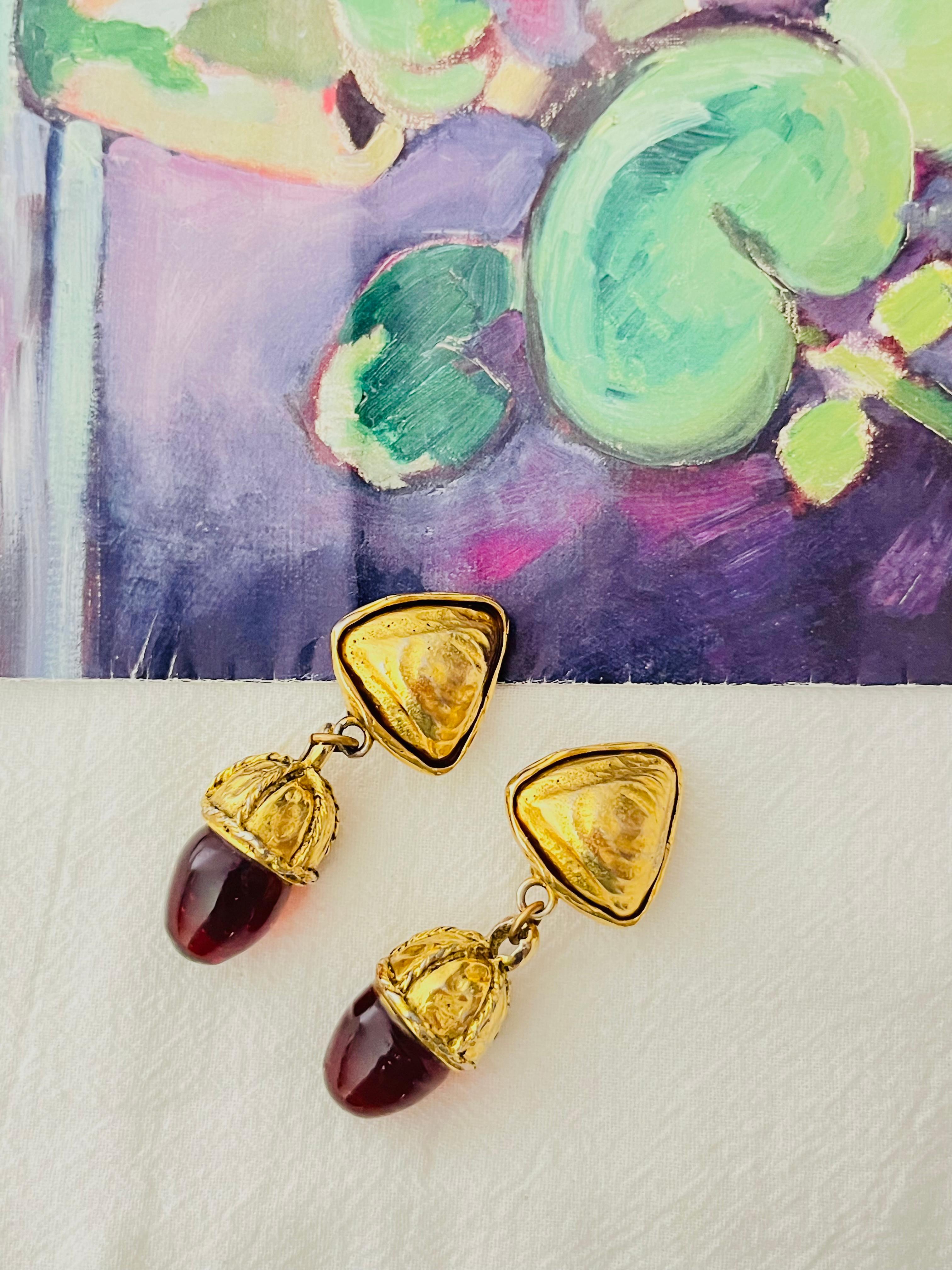 Women's or Men's Chanel Vintage 1970 Gripoix Ruby Pine Cone Cabochon Triangle Drop Clip Earrings For Sale