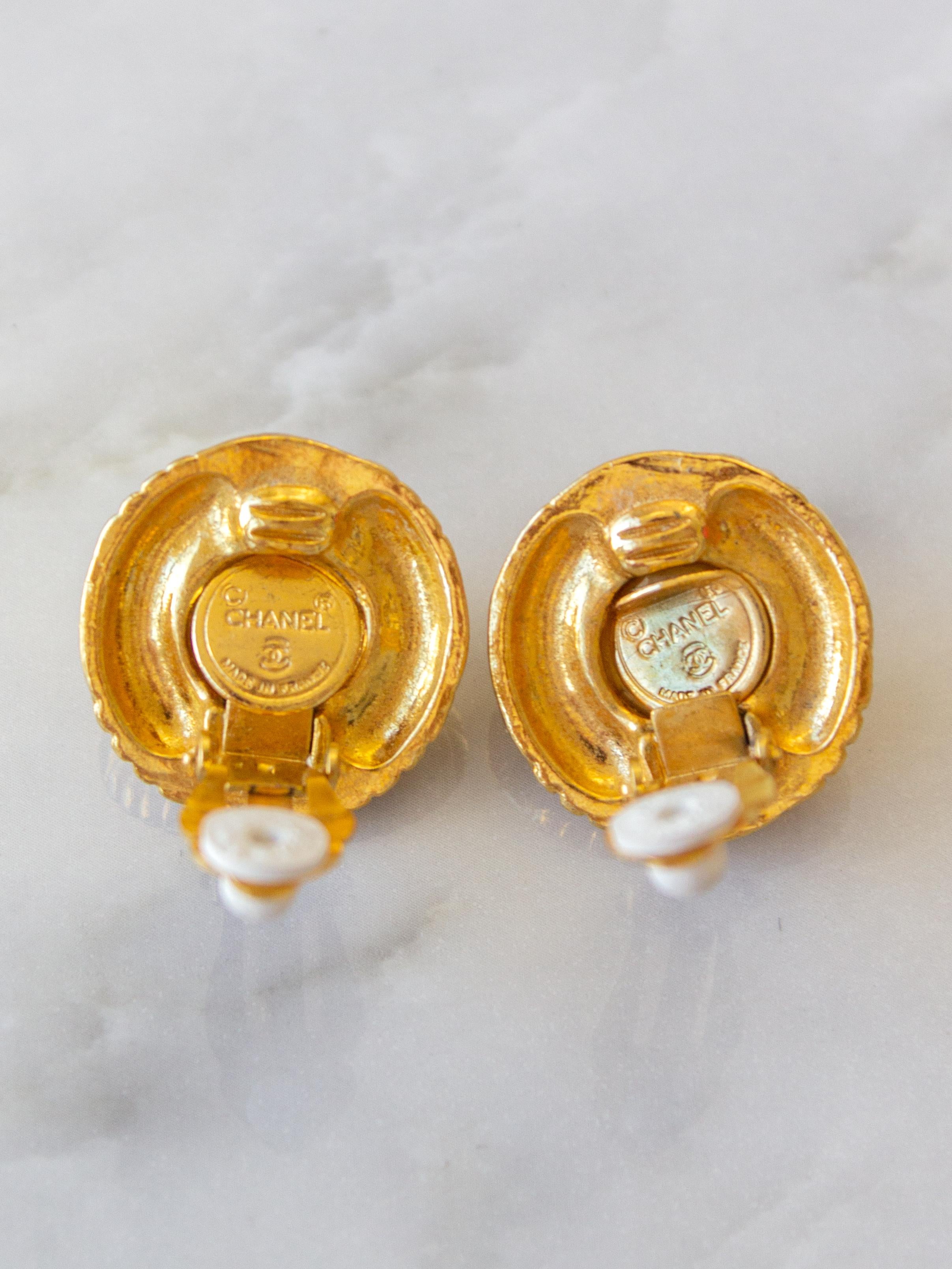 Chanel Vintage 1970s 18K Goldplated Quilted White Faux Pearl Clip-on Earrings In Good Condition In Jersey City, NJ