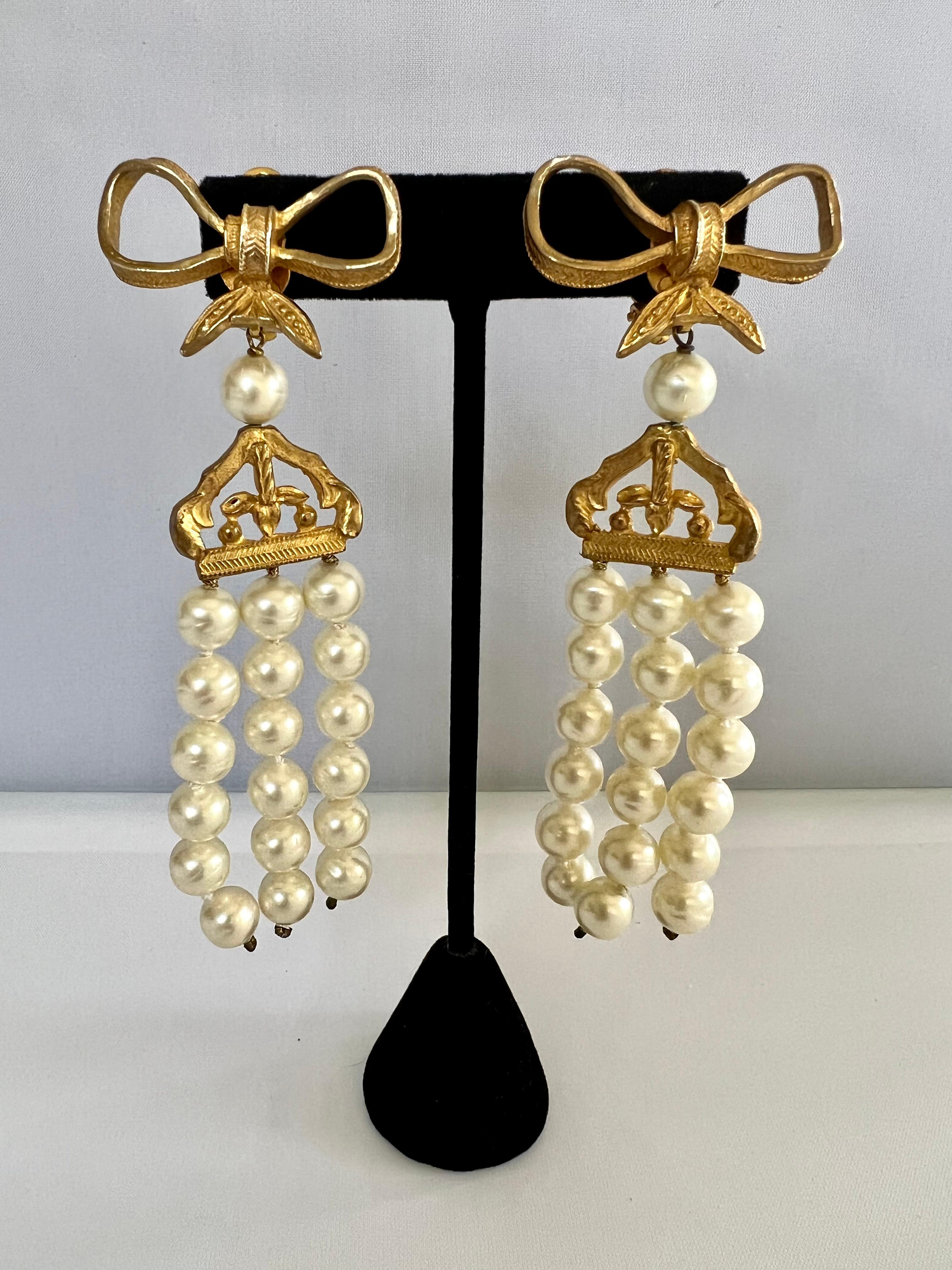 Chanel Vintage 1970er Jahre Goldschleifen-Perlen-Kronleuchter-Ohrringe  (Barock) im Angebot
