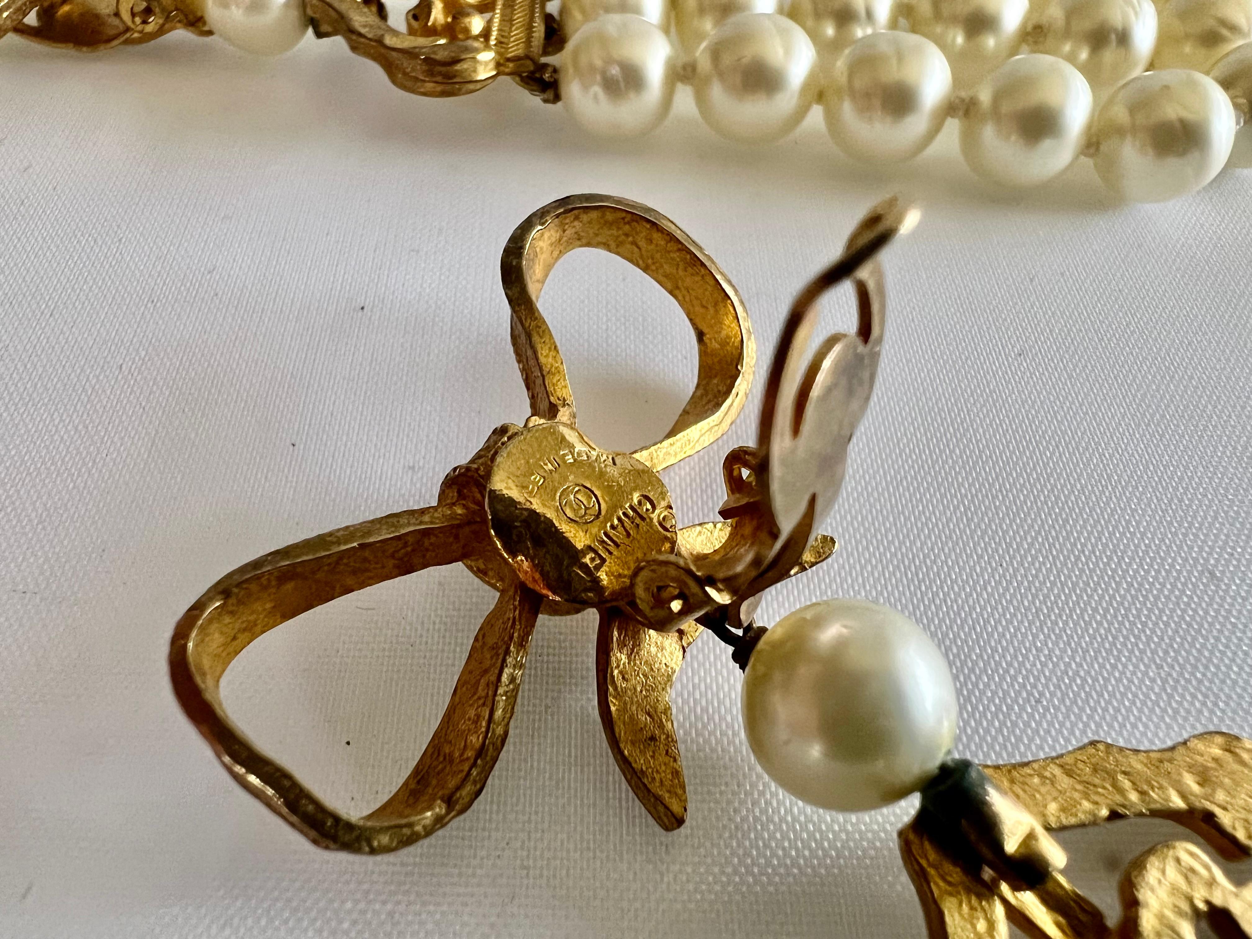 Chanel Vintage 1970s Gold Bow Pearl Chandelier Earrings  In Good Condition For Sale In Palm Springs, CA
