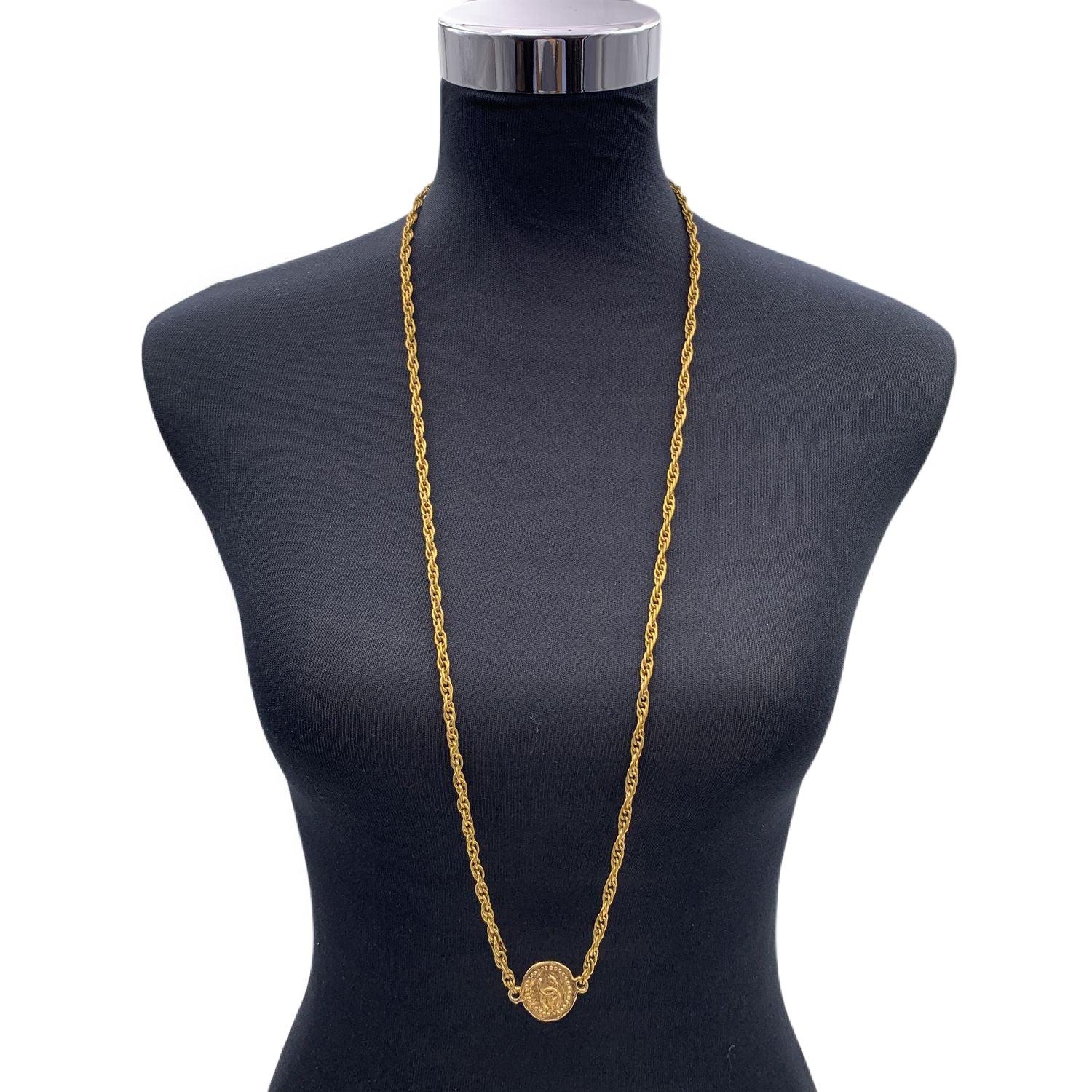 Vintage gold metal chain necklace from CHANEL. It feature a beautiful gold metal chain with round coin medallion with CC logo. No closure. Necklace drop: 17 inches - 43.2 cm. 'CHANEL - CC - Made in France' round tab Condition A - EXCELLENT Gently
