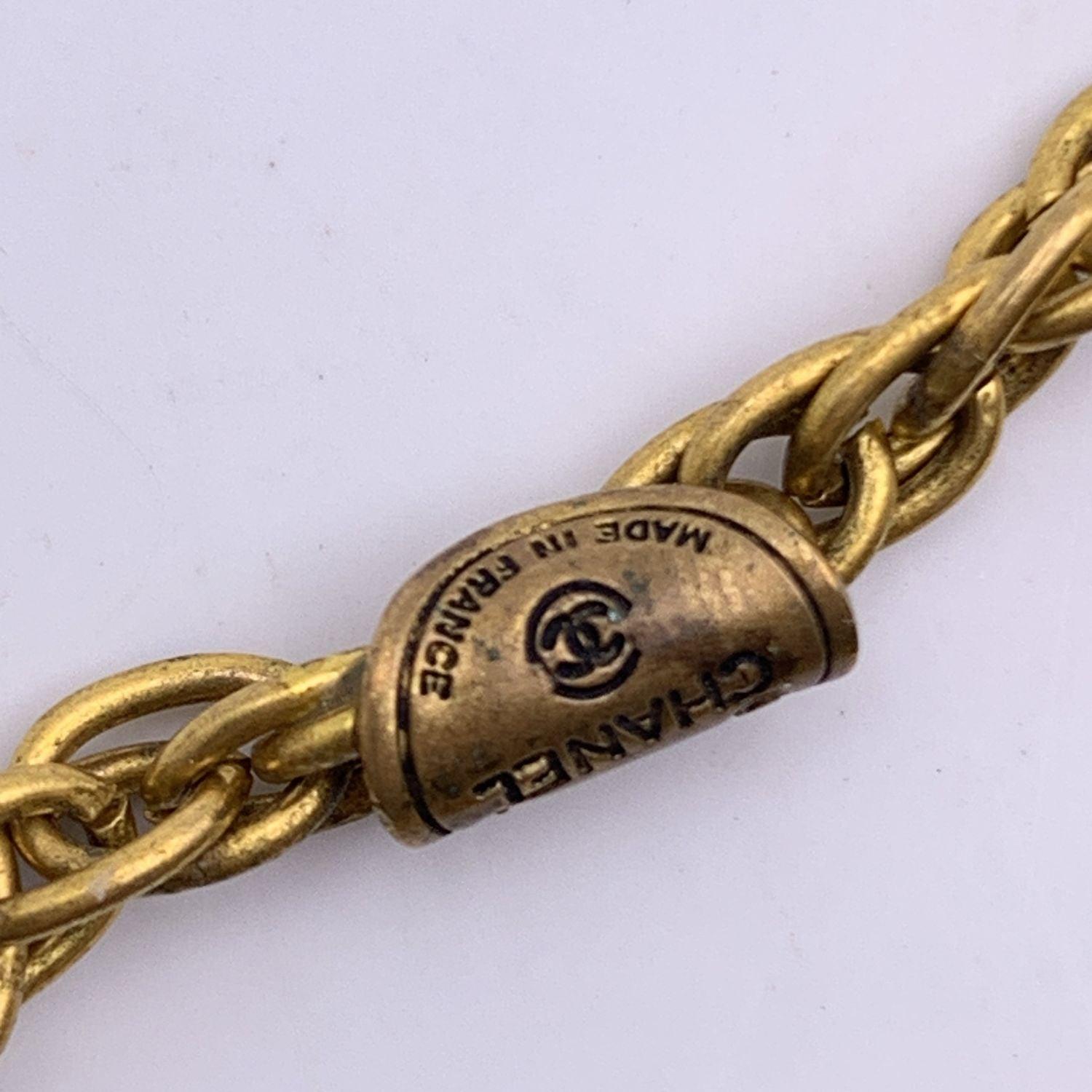 Chanel Collier long médaillon vintage en métal doré des années 1970 1