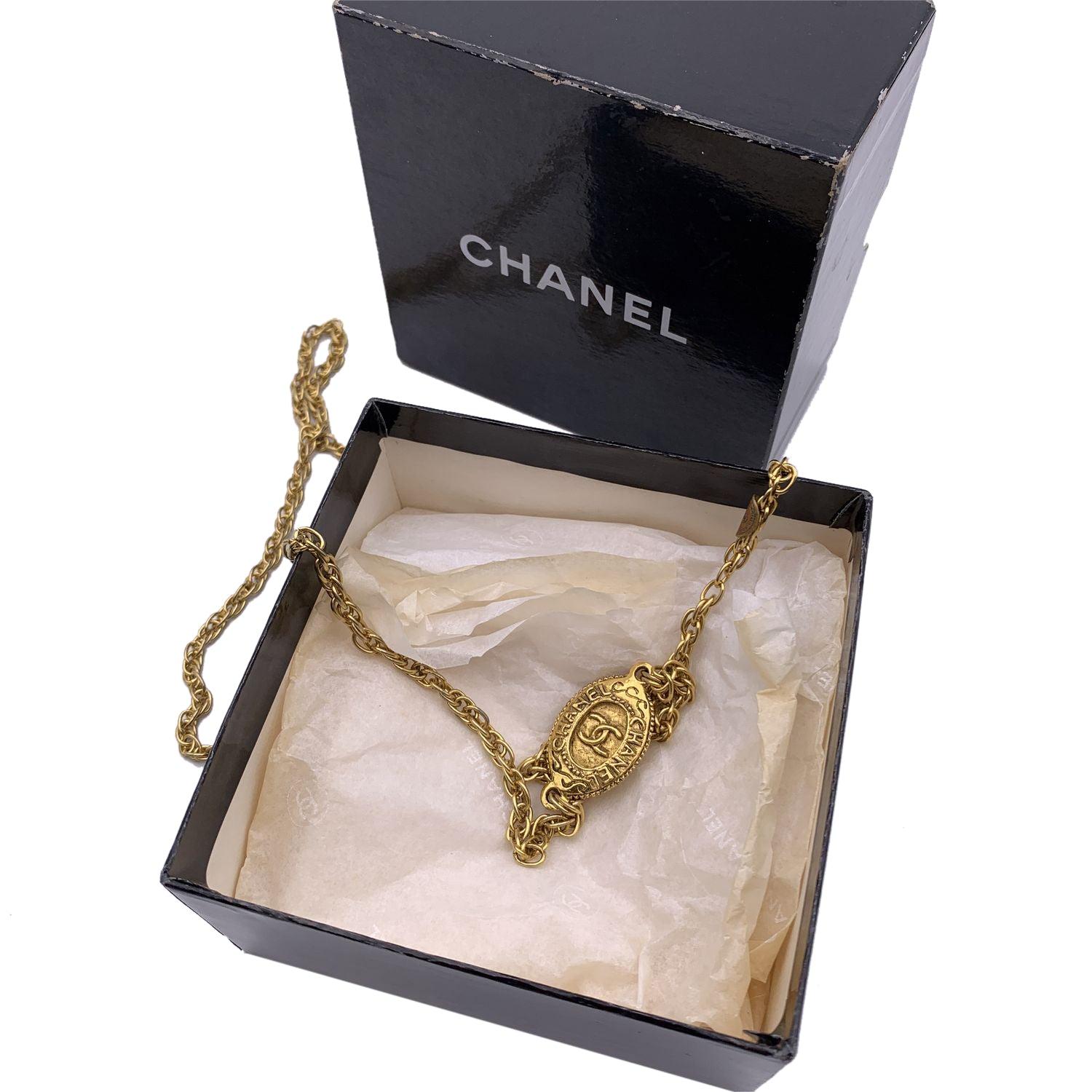 Vintage gold metal chain necklace from CHANEL. It feature a beautiful gold metal chain with oval medallion with CC logo. No closure. Necklace drop: 18.5 inches - 47 cm. 'CHANEL - CC - Made in France' round tab Condition A - EXCELLENT Gently used.