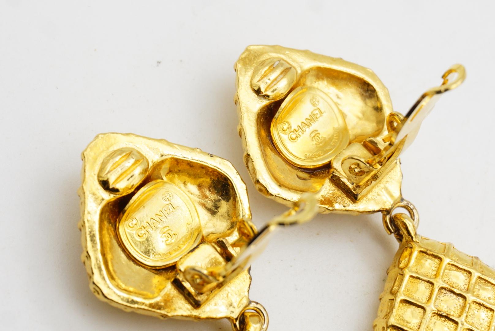 Chanel Vintage 1970s Large Iconic Trio 3 Waffle Matelassé Quilted Drop Earrings For Sale 10