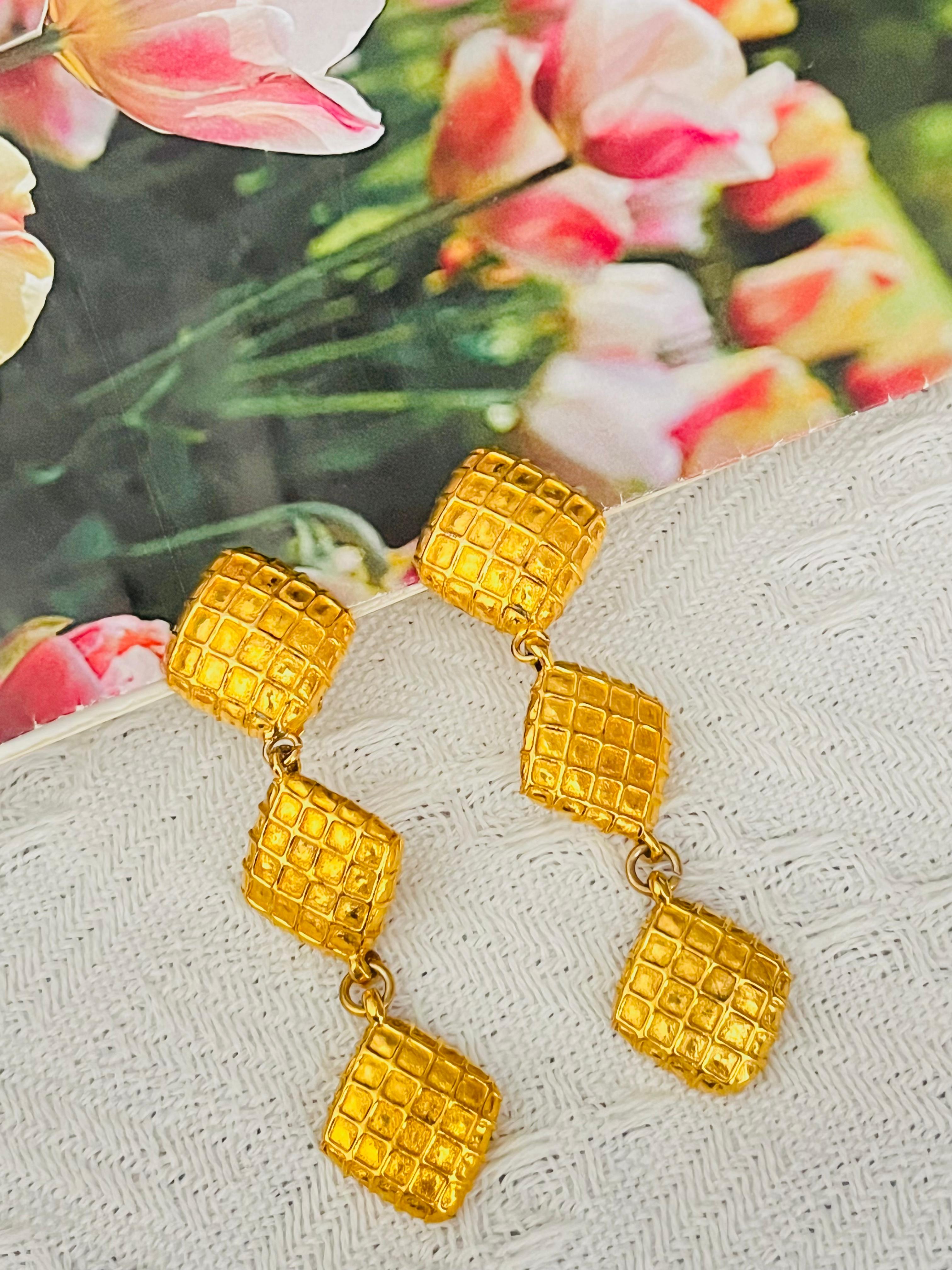 Chanel Vintage 1970s Large Iconic Trio 3 Waffle Matelassé Quilted Drop Earrings In Excellent Condition For Sale In Wokingham, England