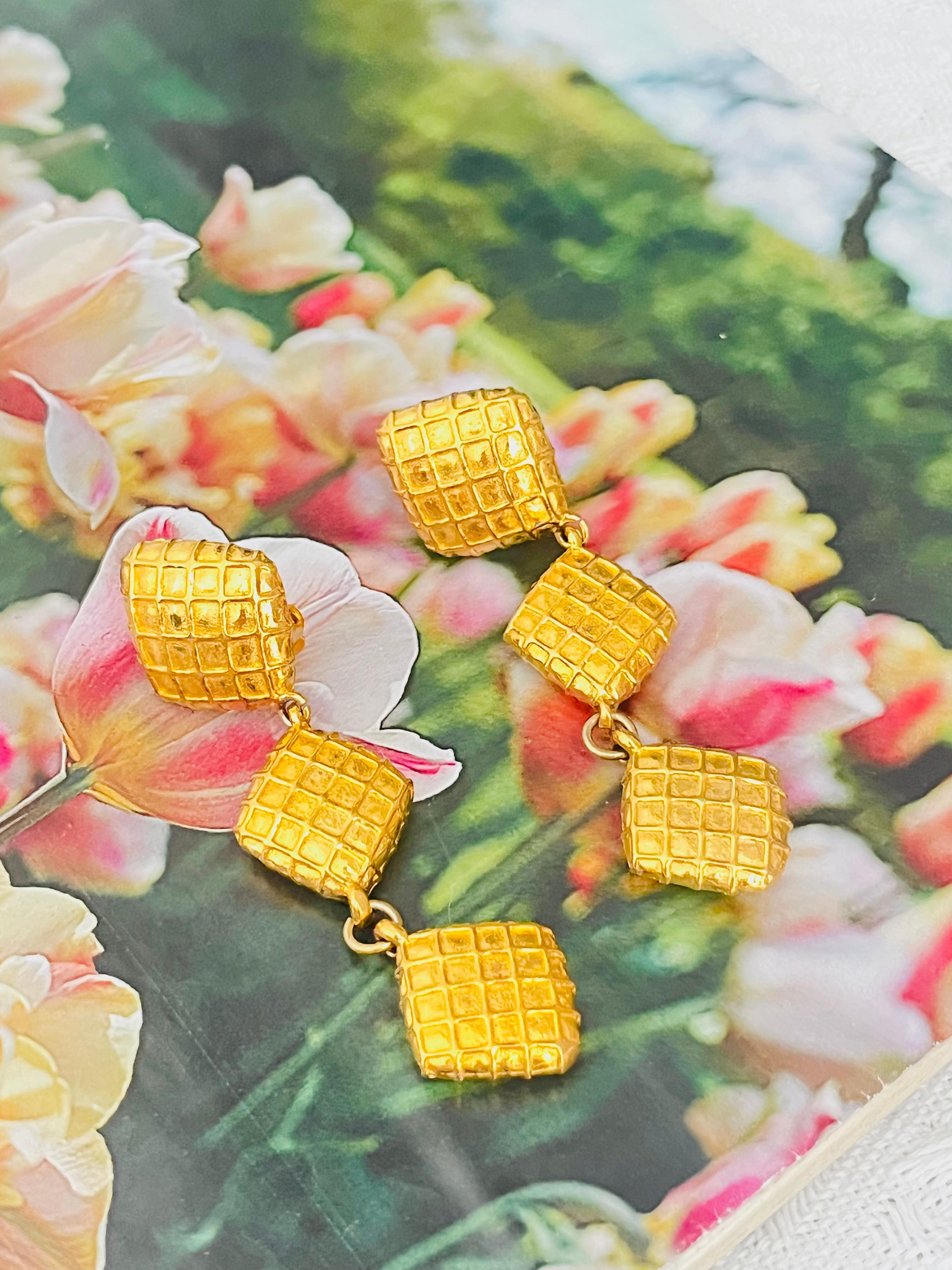 Women's or Men's Chanel Vintage 1970s Large Iconic Trio 3 Waffle Matelassé Quilted Drop Earrings For Sale
