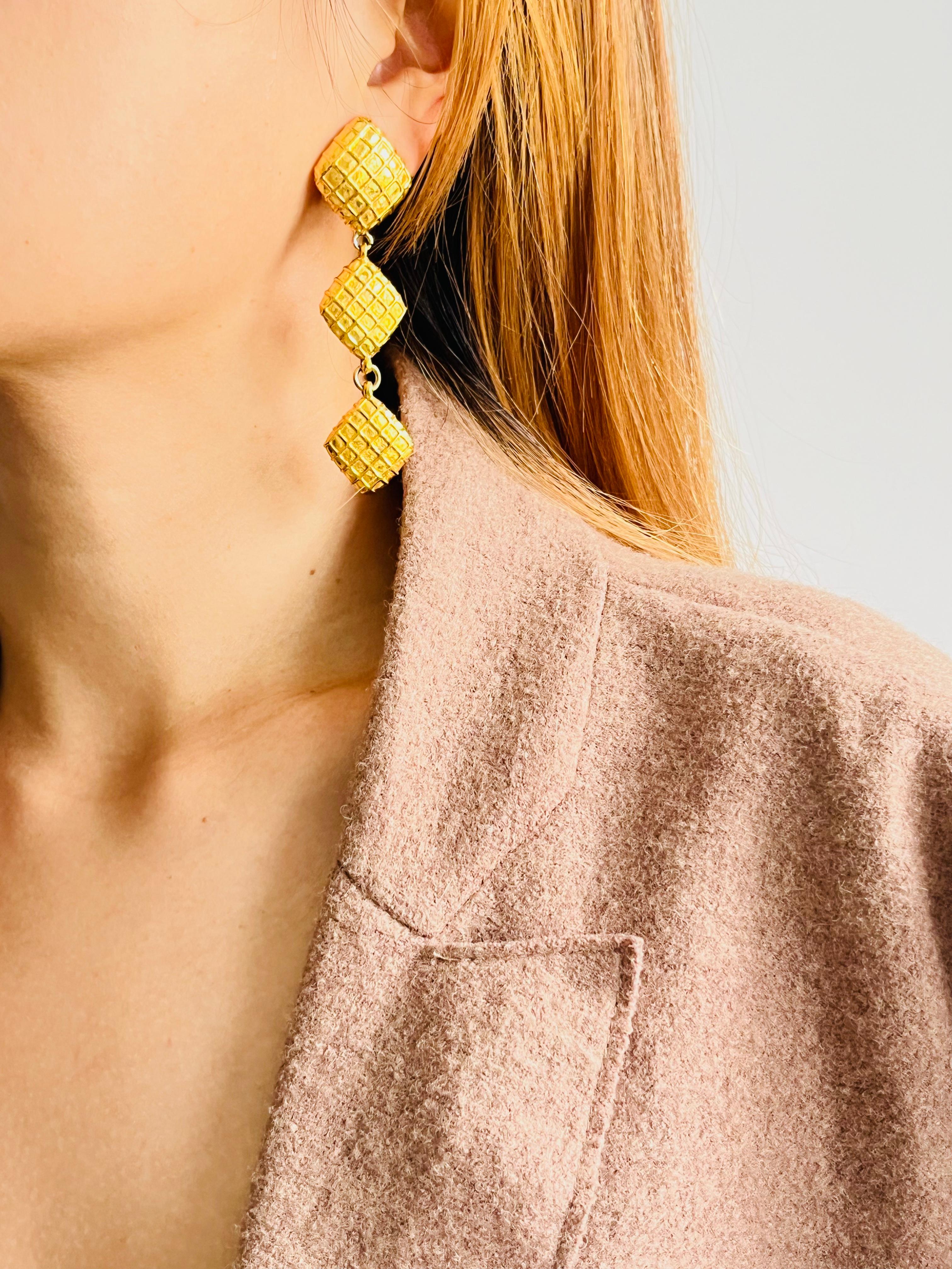 Chanel Vintage 1970s Large Iconic Trio 3 Waffle Matelassé Quilted Drop Earrings For Sale 3