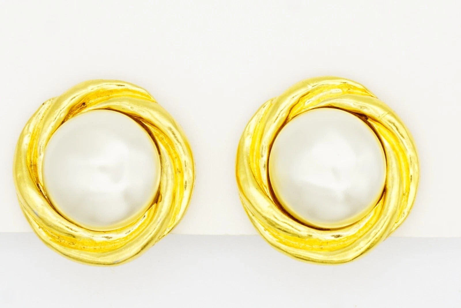 Chanel Vintage 1970s Large White Round Circle Pearl Coco Spiral Twist Chunky Clip Elegant Modernist Clip Earrings, Gold Plated

Very excellent condition. Very very light scratches or colour loss, barely noticeable. 100% Genuine.

Larger than most of