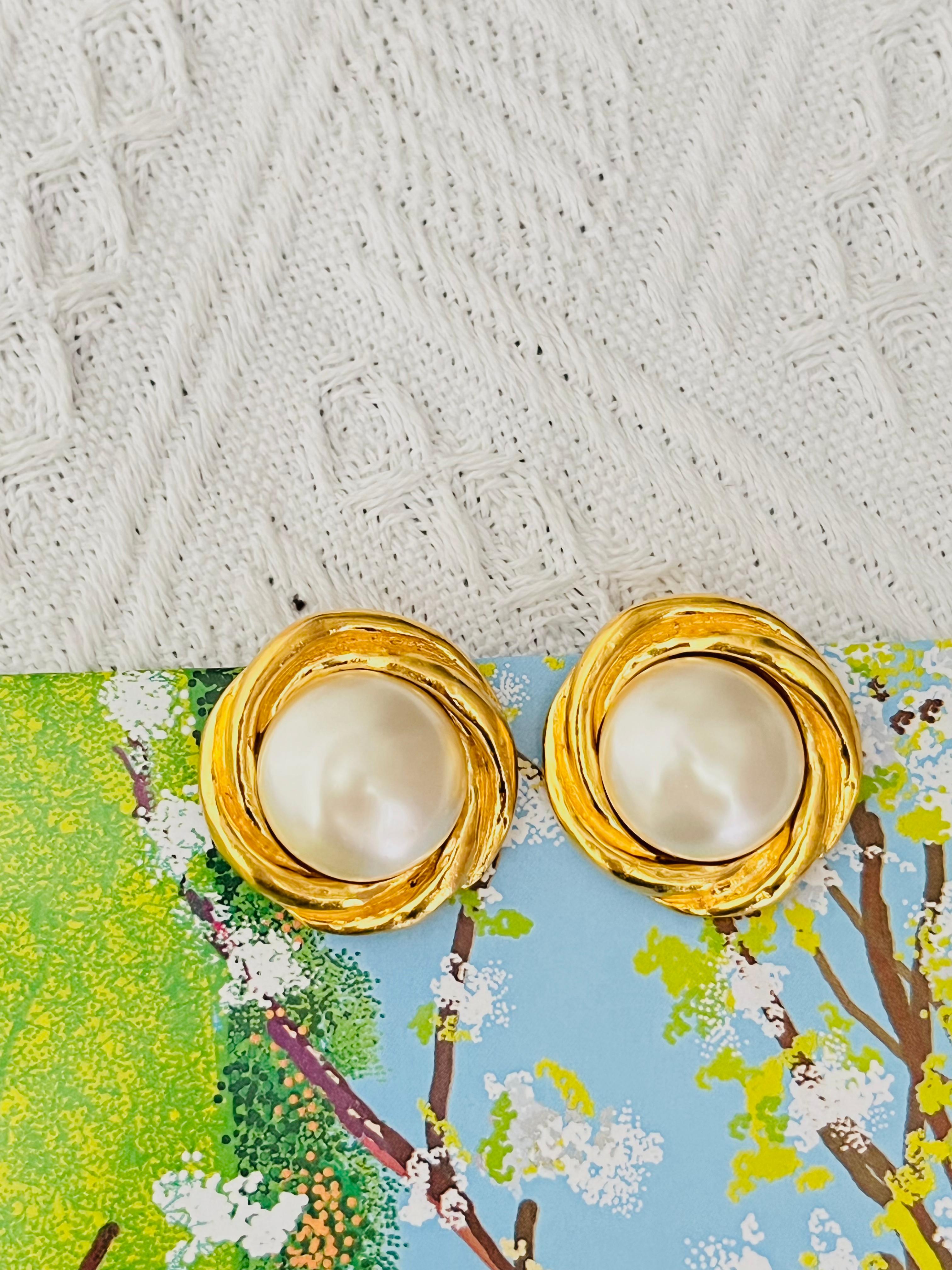 Art Deco Chanel Vintage 1970s Large White Round Pearl Coco Spiral Twist Clip Earrings For Sale