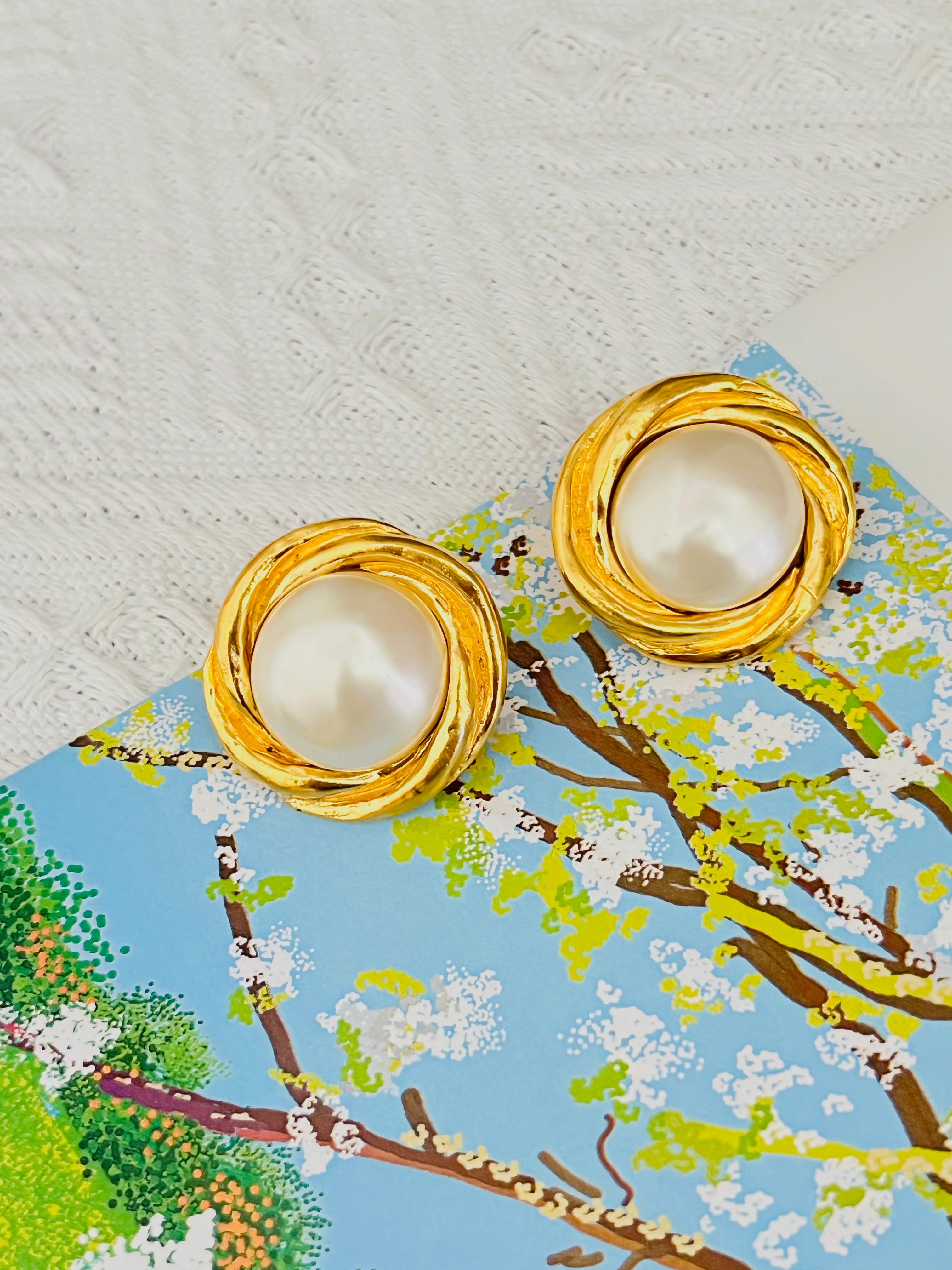 Women's or Men's Chanel Vintage 1970s Large White Round Pearl Coco Spiral Twist Clip Earrings For Sale