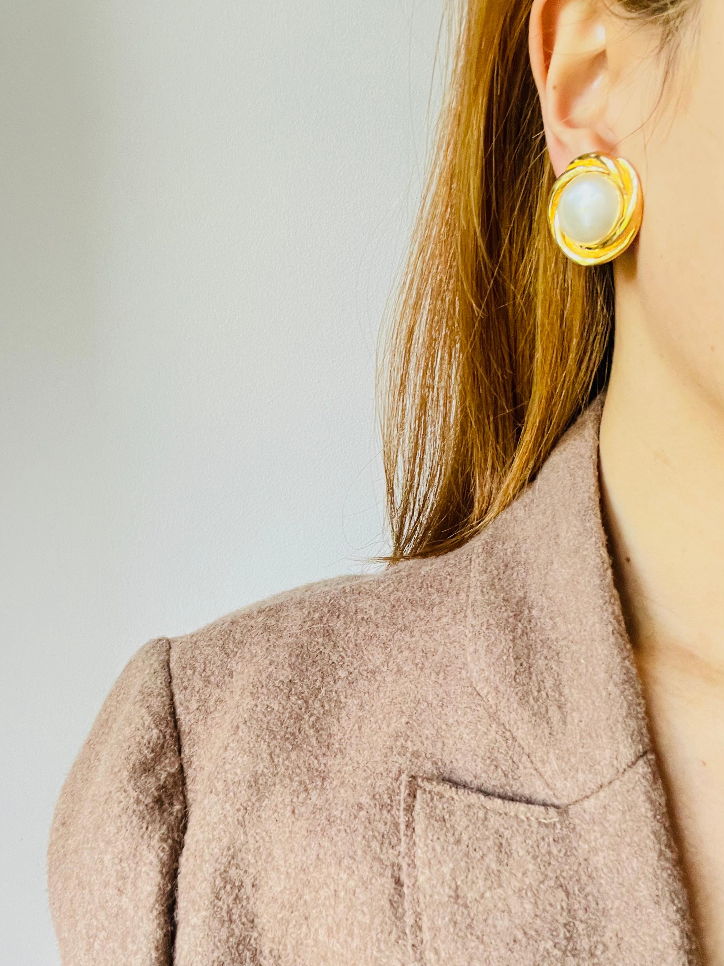 Chanel Vintage 1970s Large White Round Pearl Coco Spiral Twist Clip Earrings For Sale 1