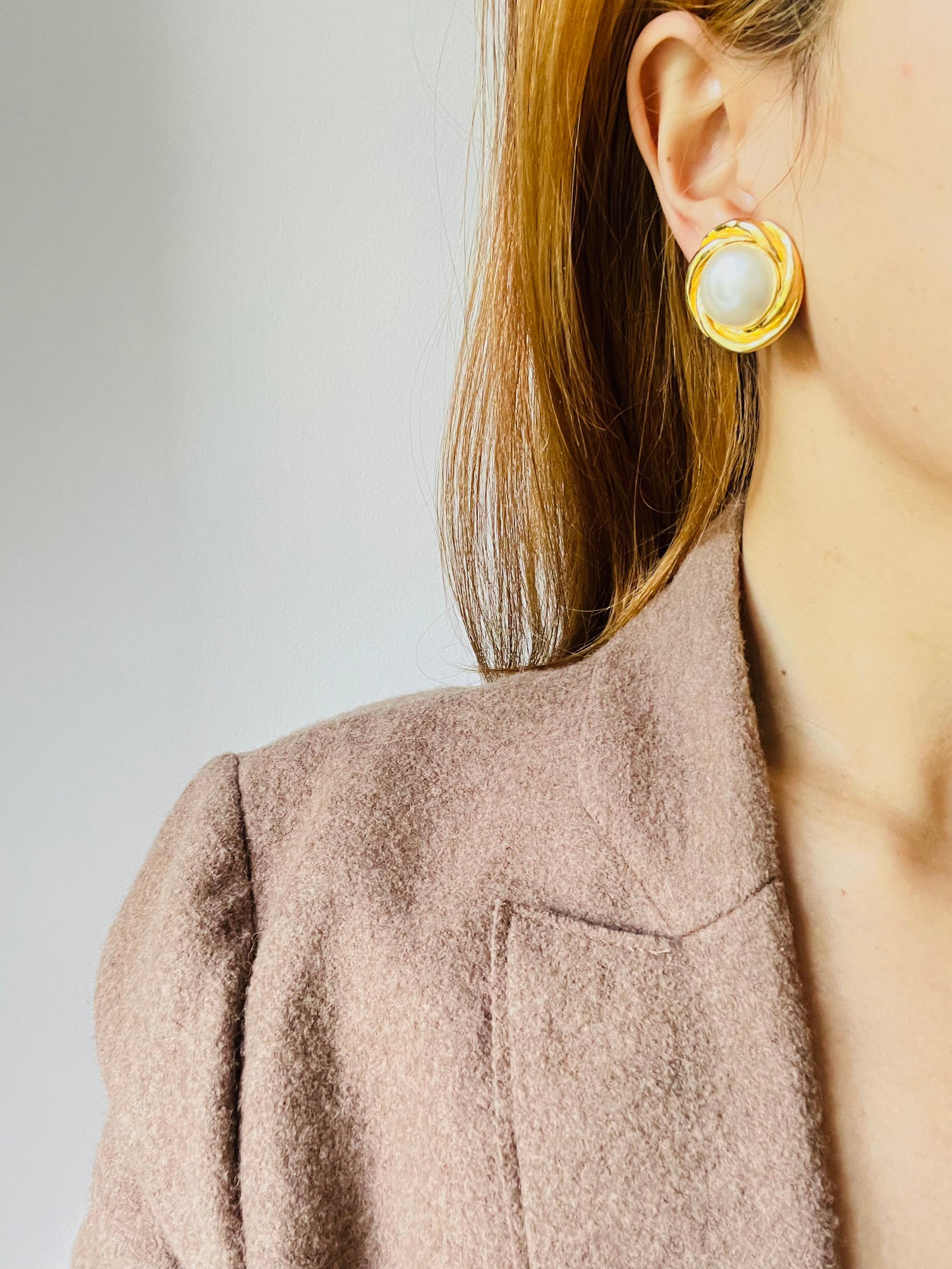 Chanel Vintage 1970s Large White Round Pearl Coco Spiral Twist Clip Earrings For Sale 2
