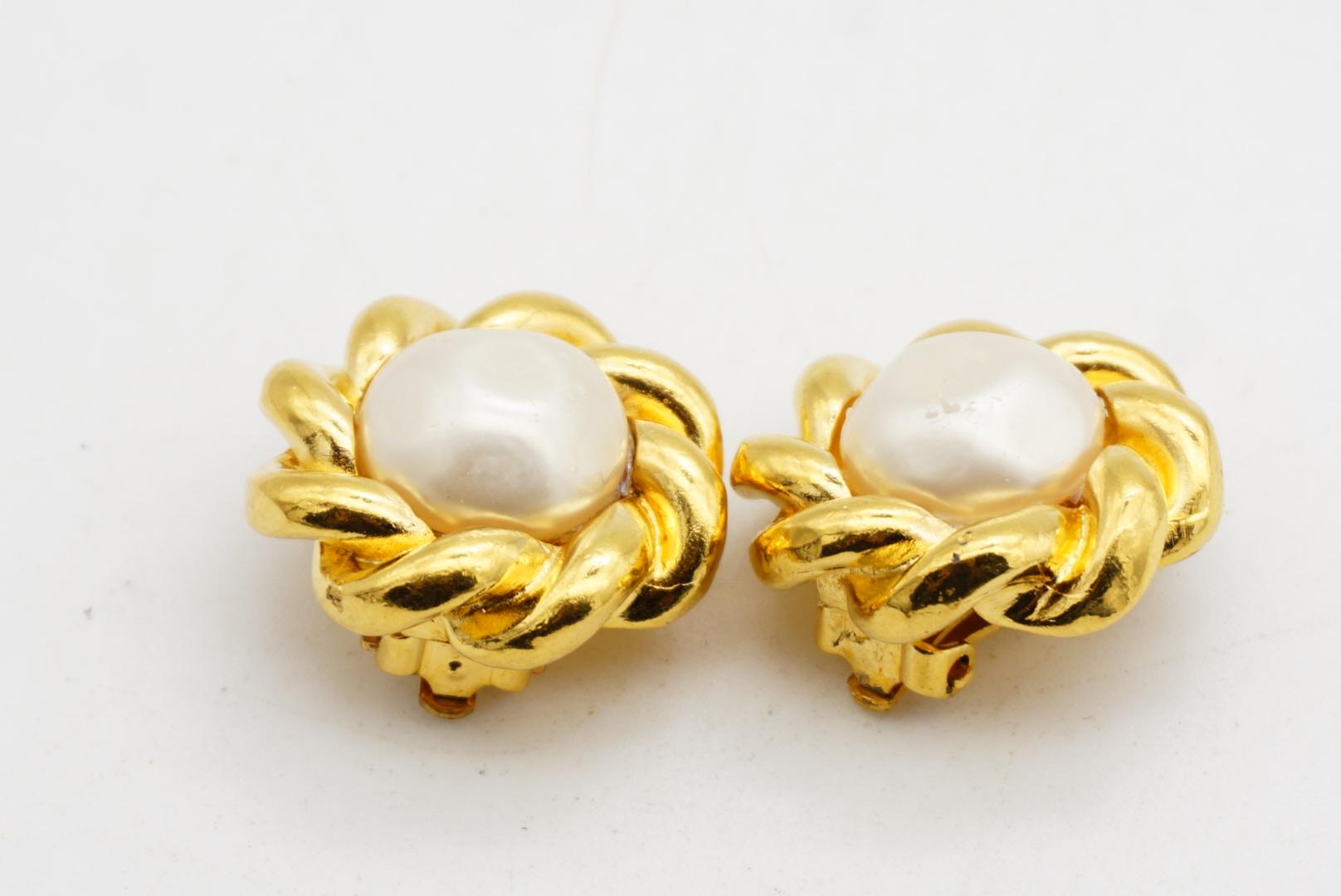 Chanel Vintage 1970s Große Weiße Runde Perle Blume Wirbel Twist Seil Ohrringe im Angebot 5
