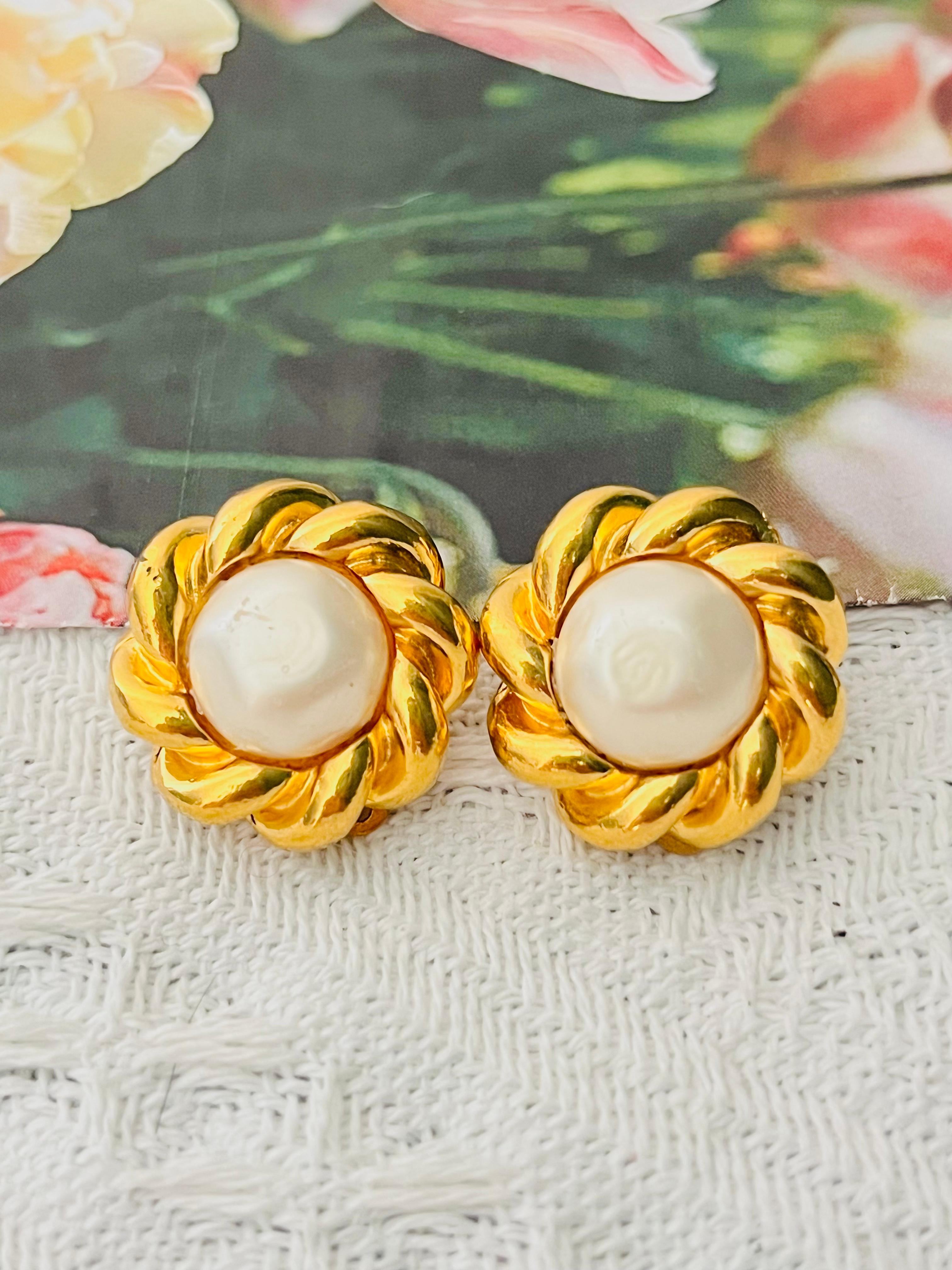 Chanel Vintage 1970s Große Weiße Runde Perle Blume Wirbel Twist Seil Ohrringe (Art déco) im Angebot