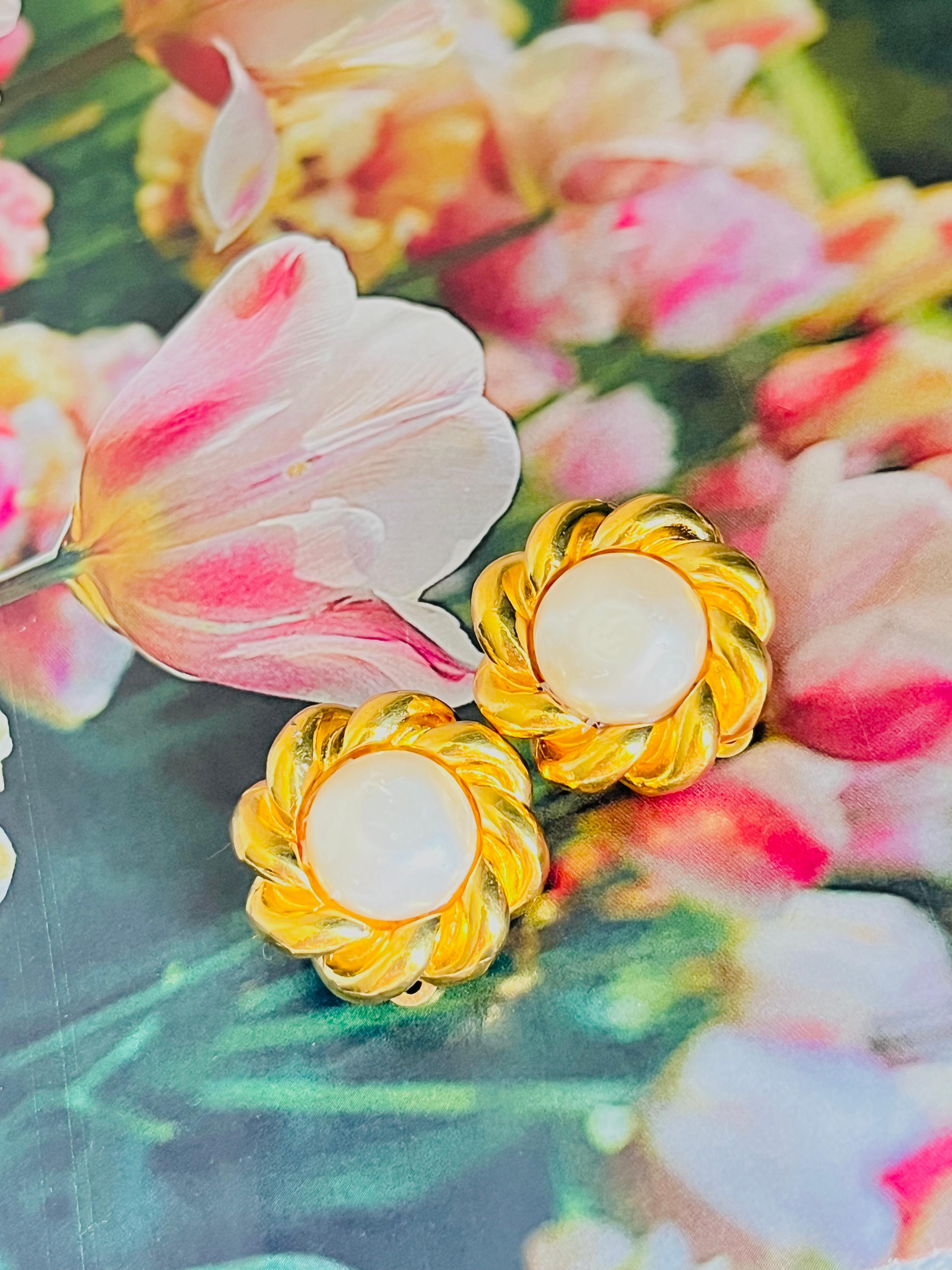 Chanel Vintage 1970s Große Weiße Runde Perle Blume Wirbel Twist Seil Ohrringe im Zustand „Gut“ im Angebot in Wokingham, England