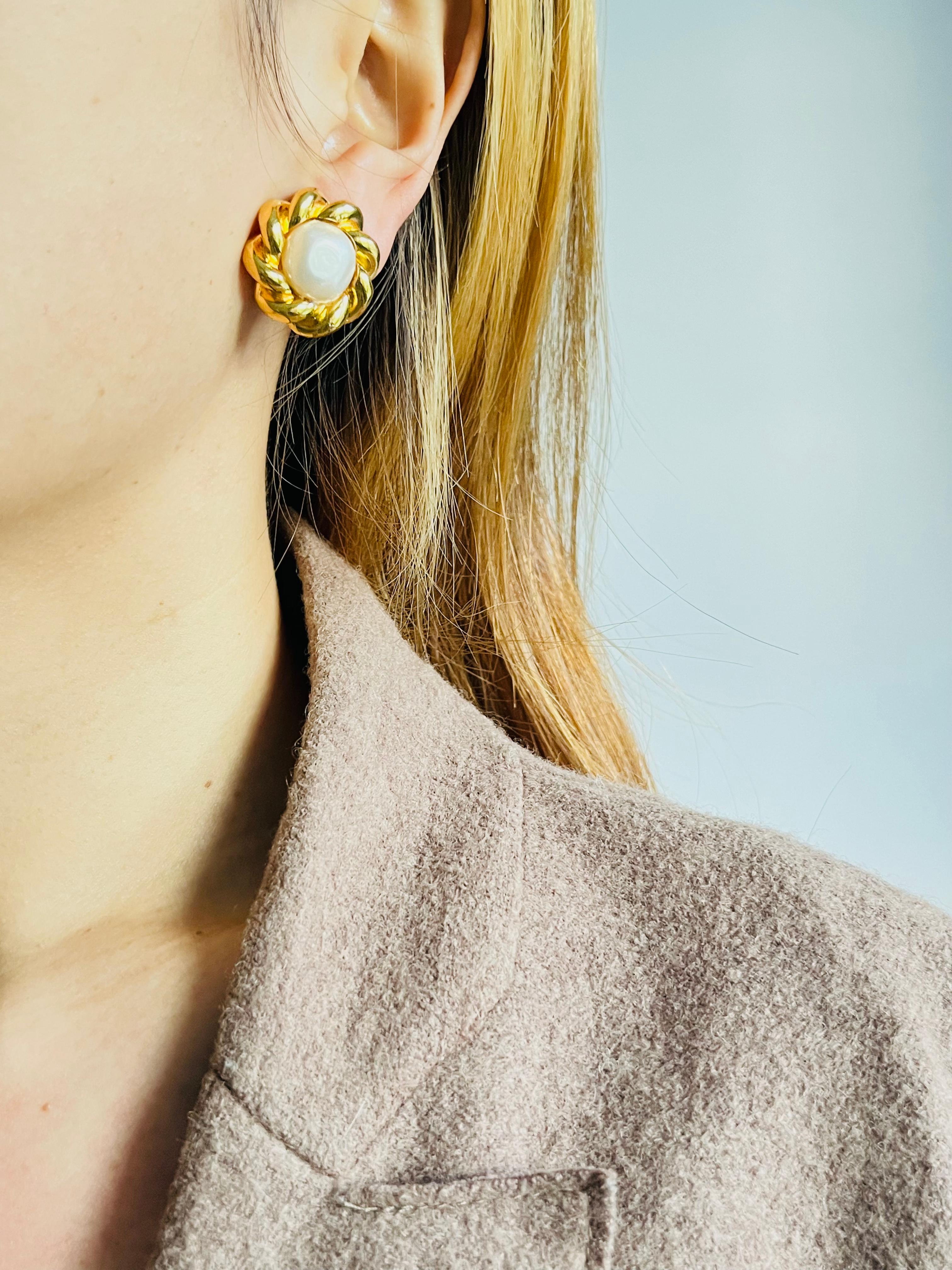 Chanel Vintage 1970s Große Weiße Runde Perle Blume Wirbel Twist Seil Ohrringe für Damen oder Herren im Angebot