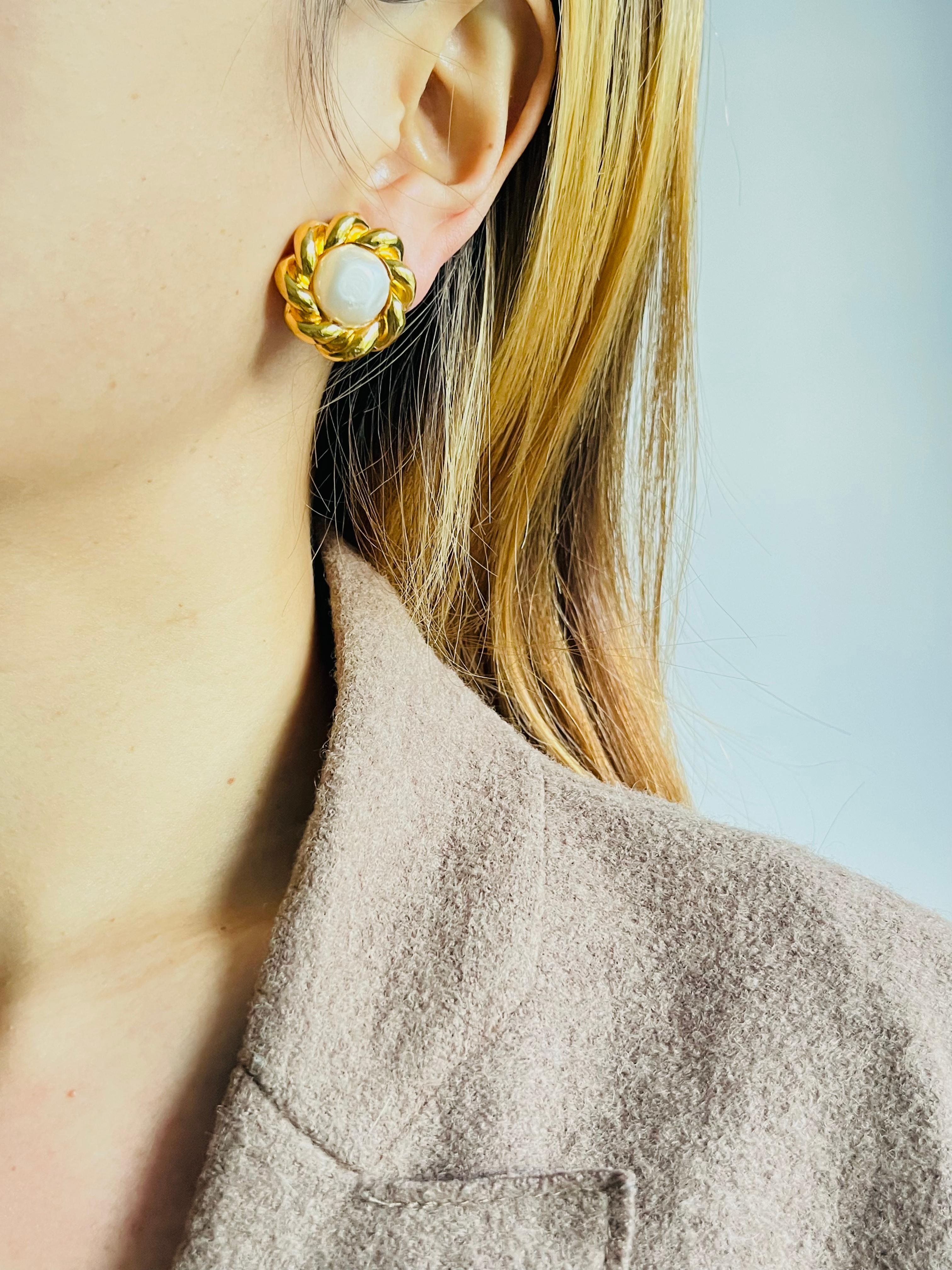 Chanel Vintage 1970s Große Weiße Runde Perle Blume Wirbel Twist Seil Ohrringe im Angebot 1