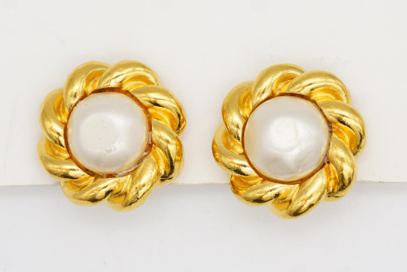 Chanel Vintage 1970s Große Weiße Runde Perle Blume Wirbel Twist Seil Ohrringe im Angebot 2