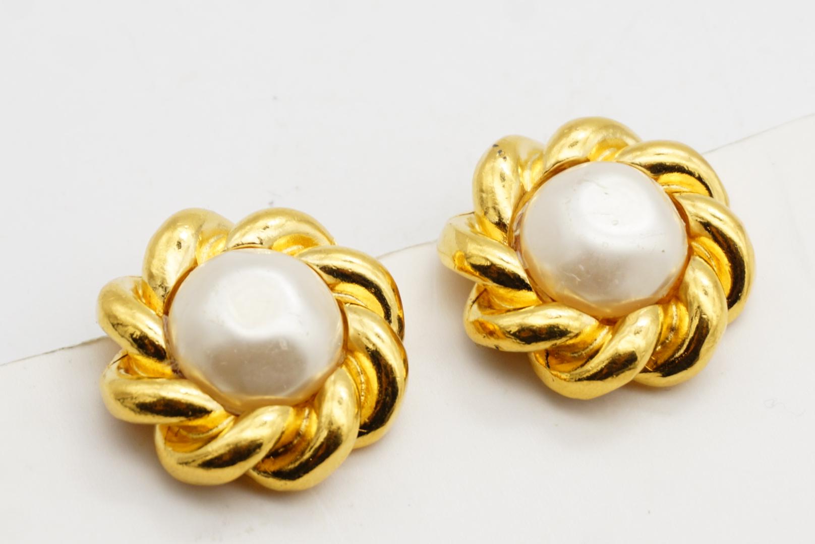 Chanel Vintage 1970s Große Weiße Runde Perle Blume Wirbel Twist Seil Ohrringe im Angebot 3