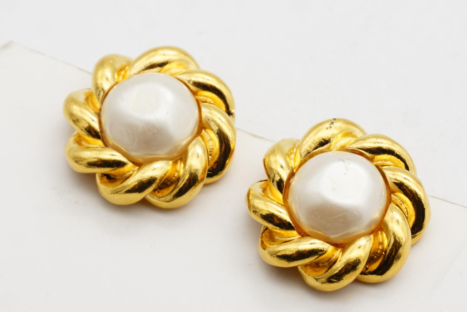 Chanel Vintage 1970s Große Weiße Runde Perle Blume Wirbel Twist Seil Ohrringe im Angebot 4