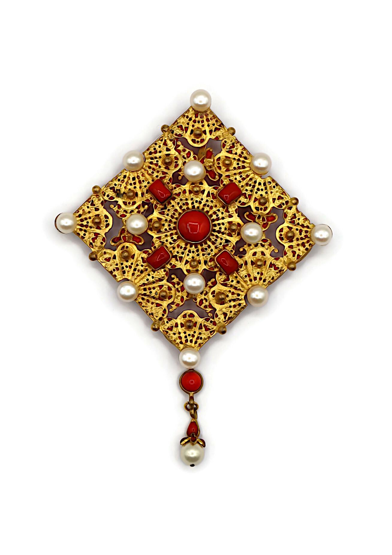 Women's CHANEL Vintage 1970s Massive Intricate Filigree Gold Tone Diamond Brooch Pendant For Sale