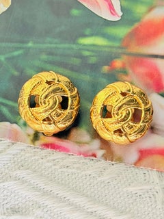Pendientes vintage de Chanel de los años 70, muy exclusivos, con el logotipo CC de Coco en forma de lazo de cinta circular calada en oro