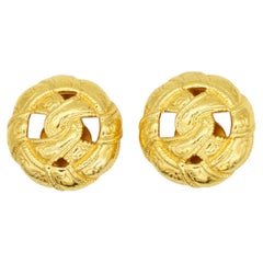 Pendientes vintage de Chanel de los años 70, muy exclusivos, con el logotipo CC de Coco en forma de lazo de cinta circular calada en oro