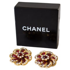 Chanel Vintage 1970 Boucles d'oreilles clips fleur de camélia en cristal Gripoix or rouge