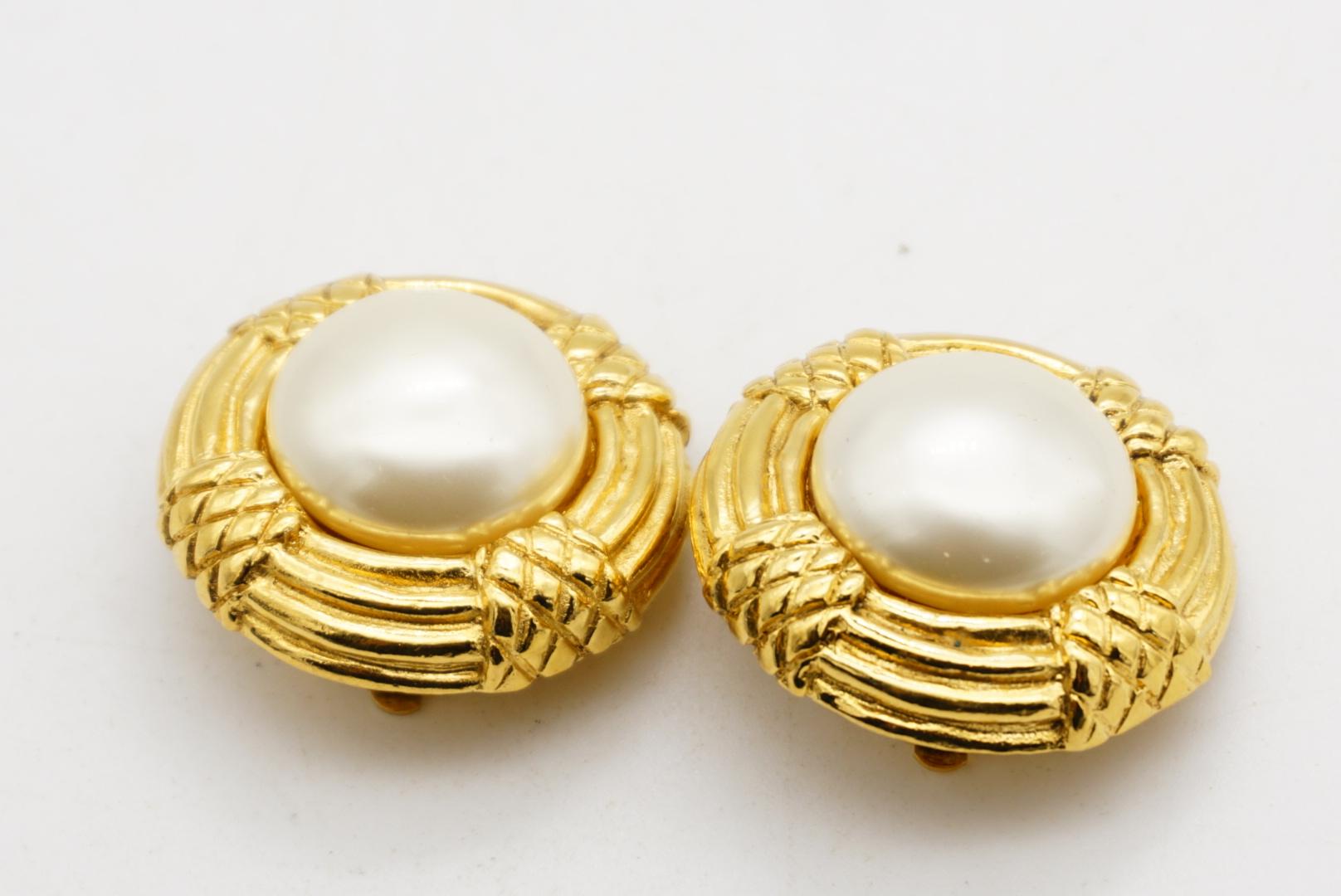 Chanel Vintage 1970er Jahre texturiert große weiße runde Perle Seil Gold gesteppt Ohrringe im Angebot 6