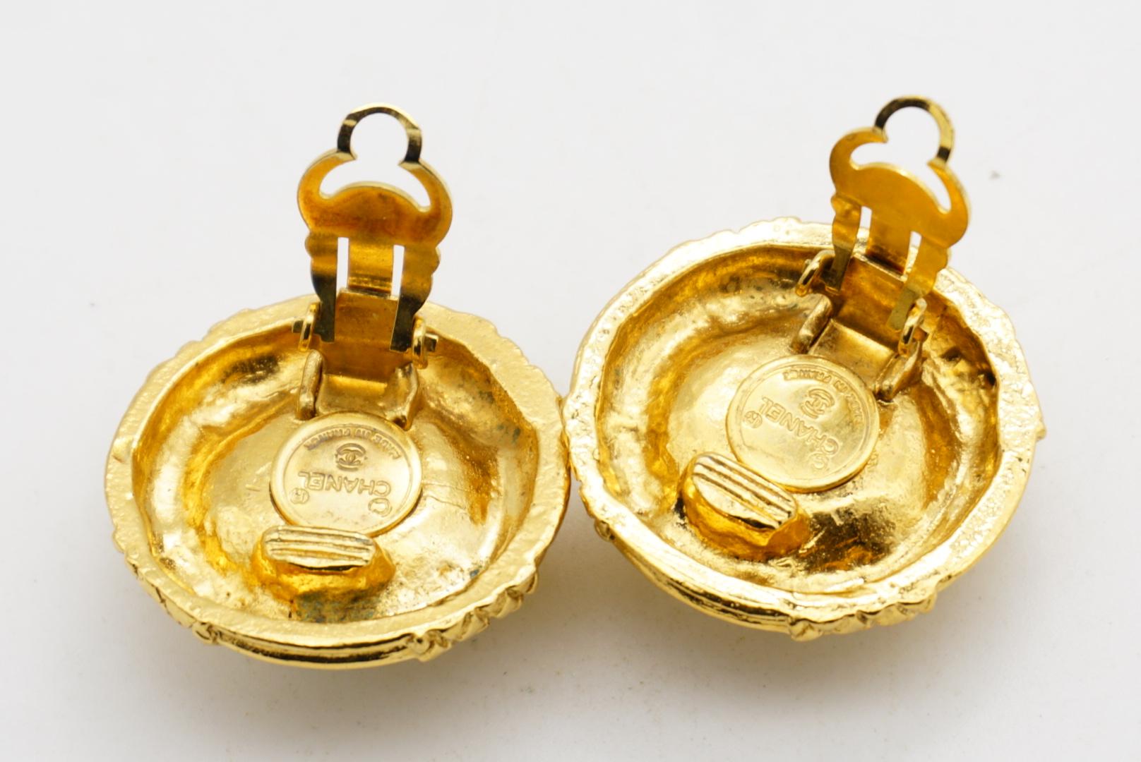 Chanel Vintage 1970er Jahre texturiert große weiße runde Perle Seil Gold gesteppt Ohrringe im Angebot 7